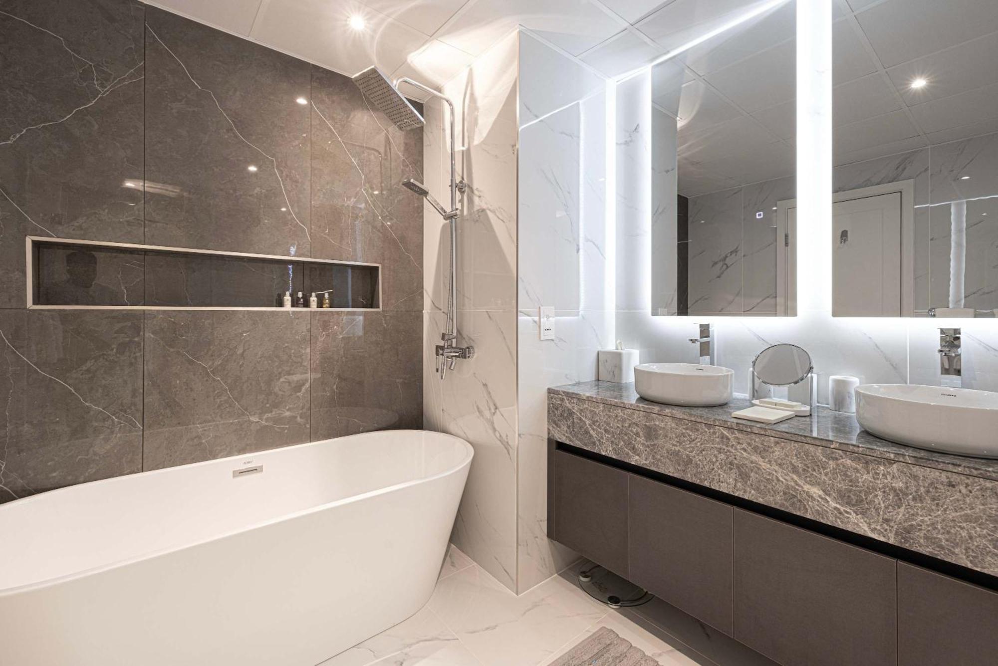Apartment Downtown Sanctuary Iconic Burj Views & Luxury Living *