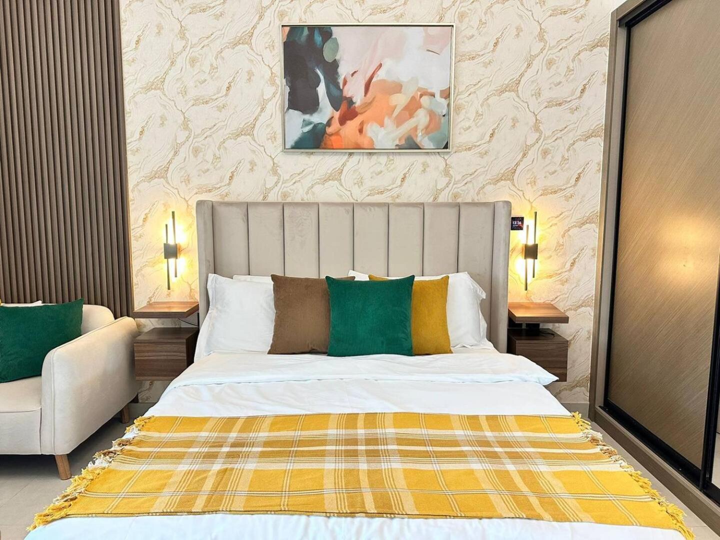 Elegant With Burj Khalifa & Canal Views Dubai