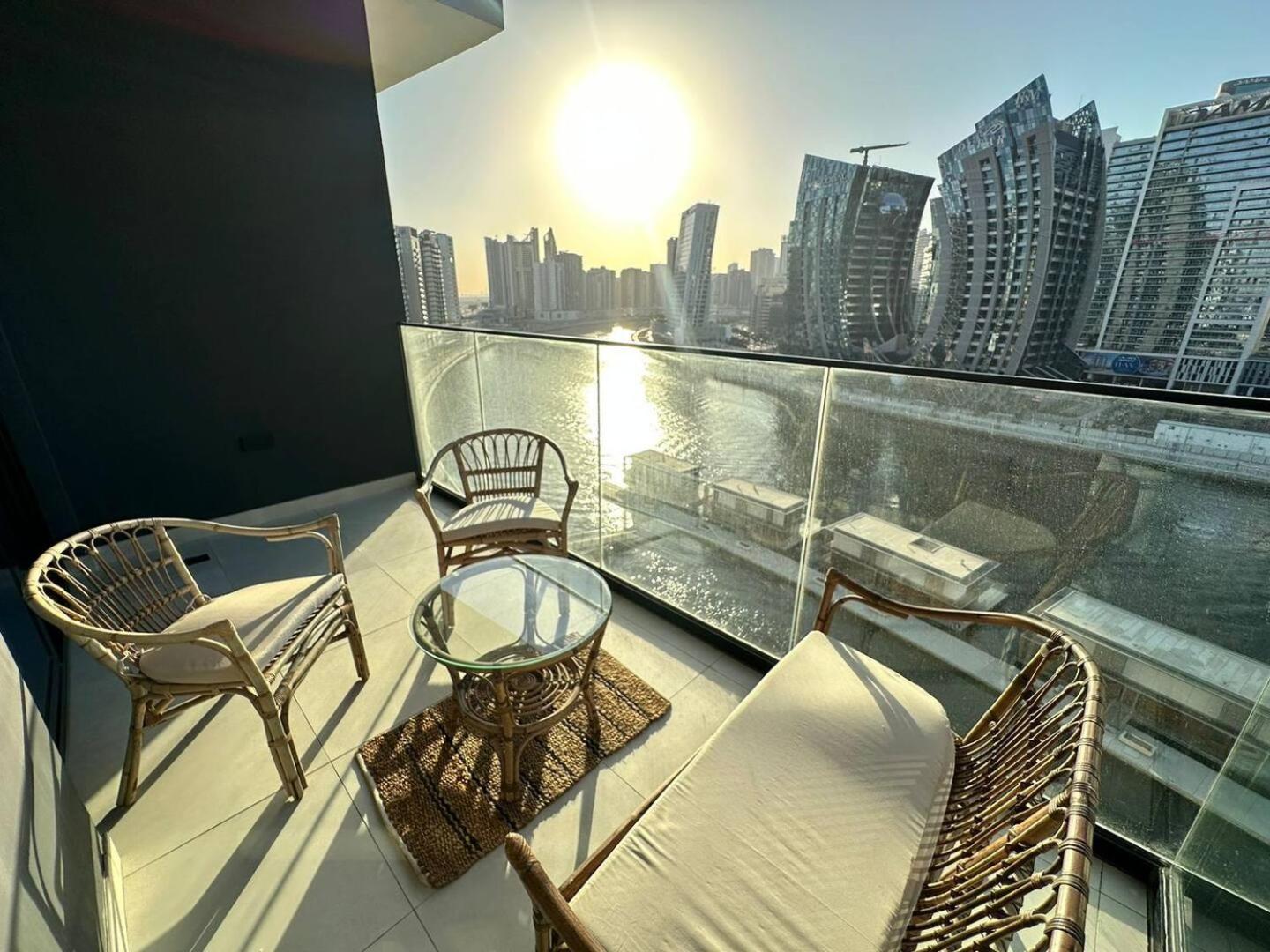 Elegant With Burj Khalifa & Canal Views * Dubai