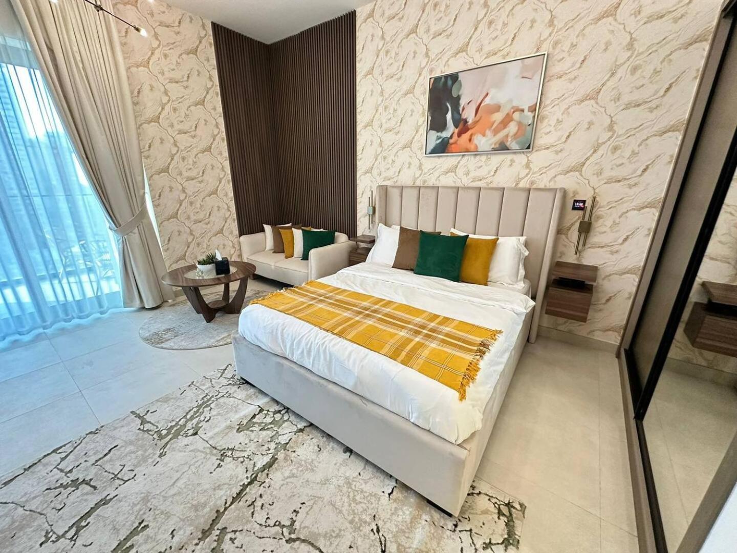 Elegant With Burj Khalifa & Canal Views