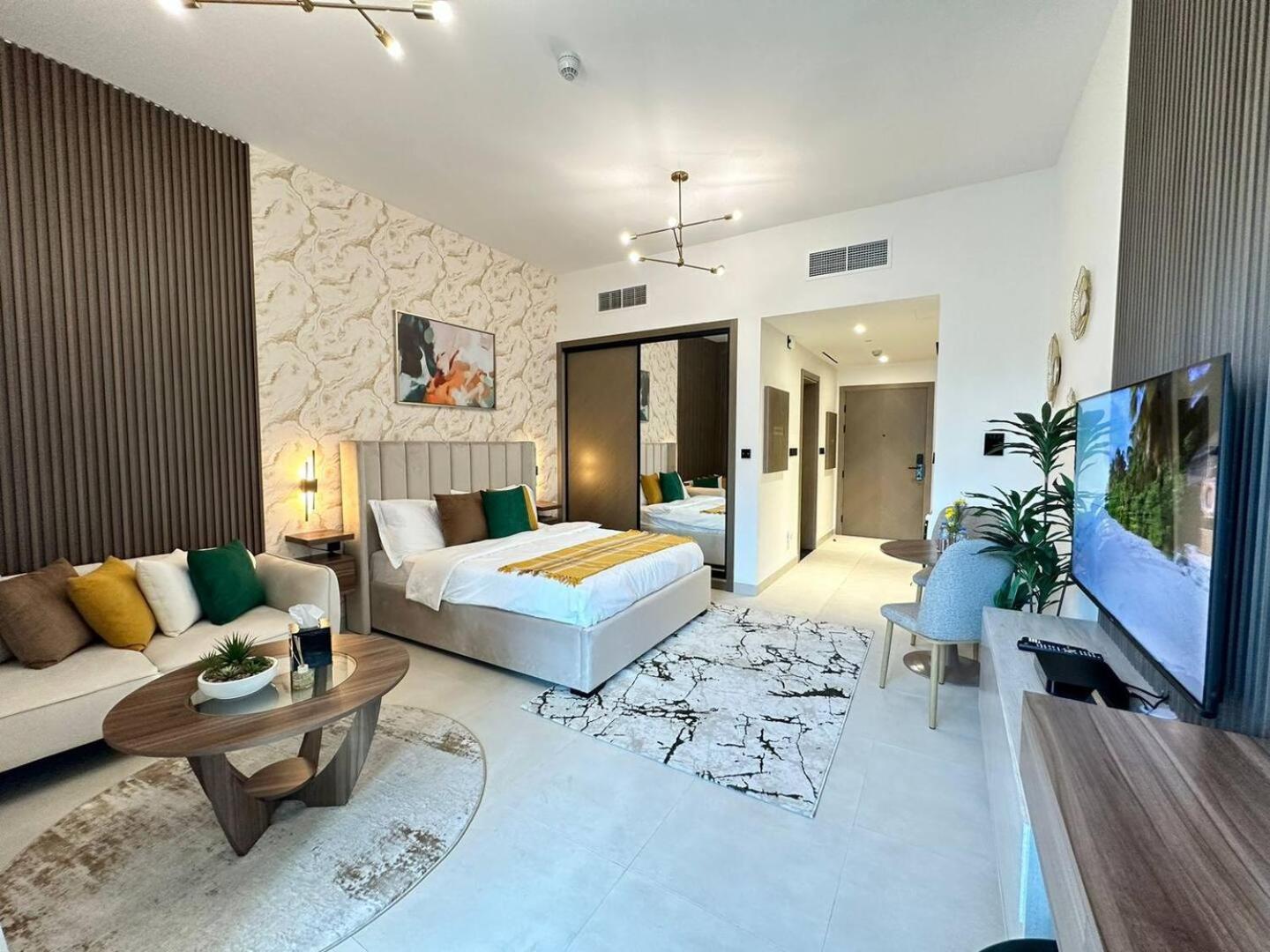 Elegant With Burj Khalifa & Canal Views *