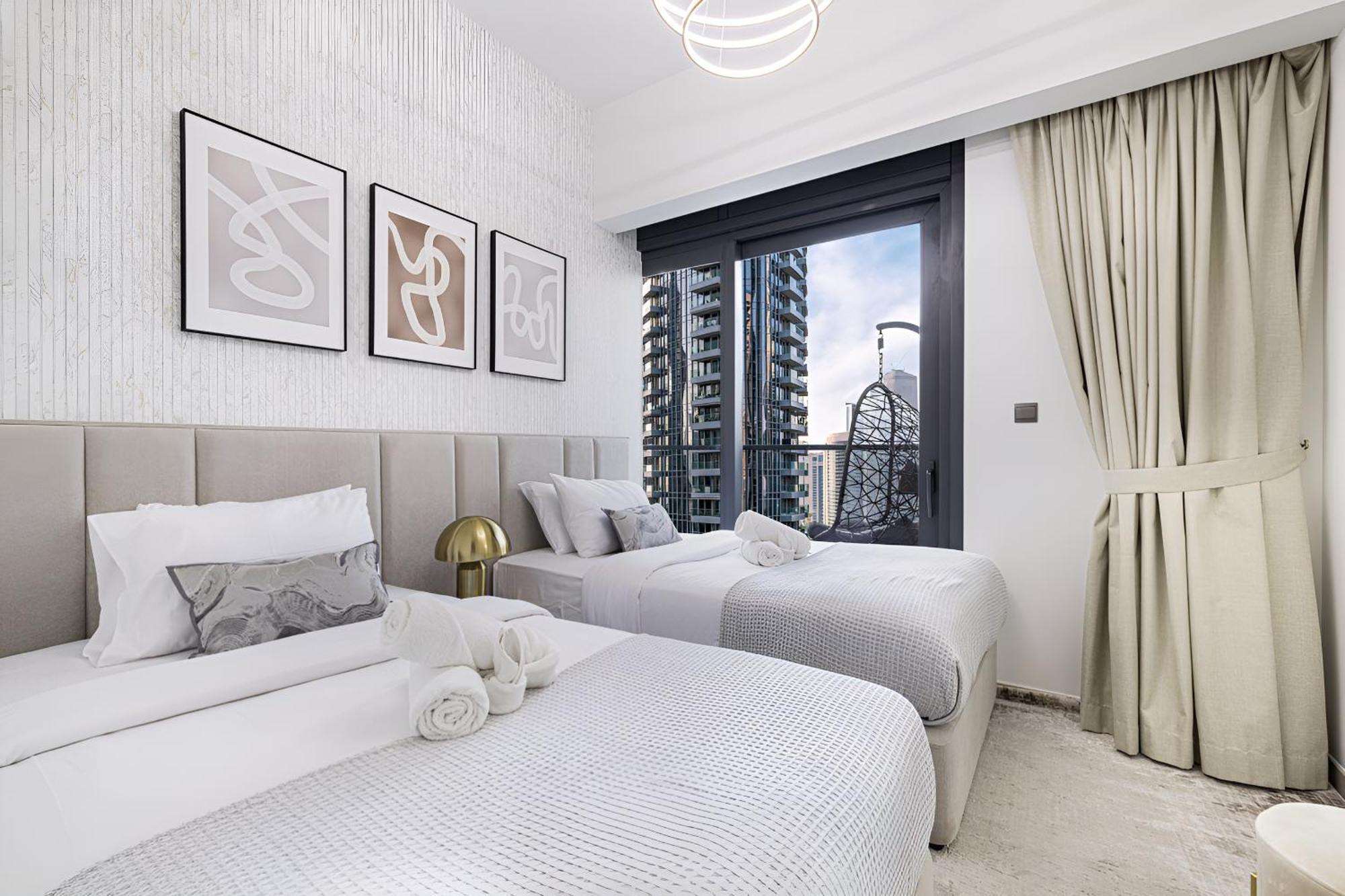Expansive 7-bed Overlooking Burj & Fountains *
