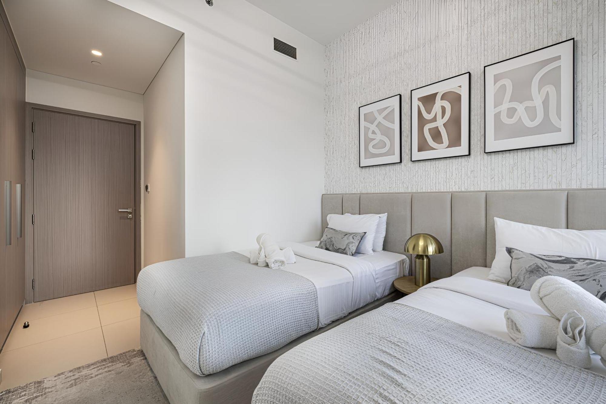 Expansive 7-bed Overlooking Burj & Fountains *
