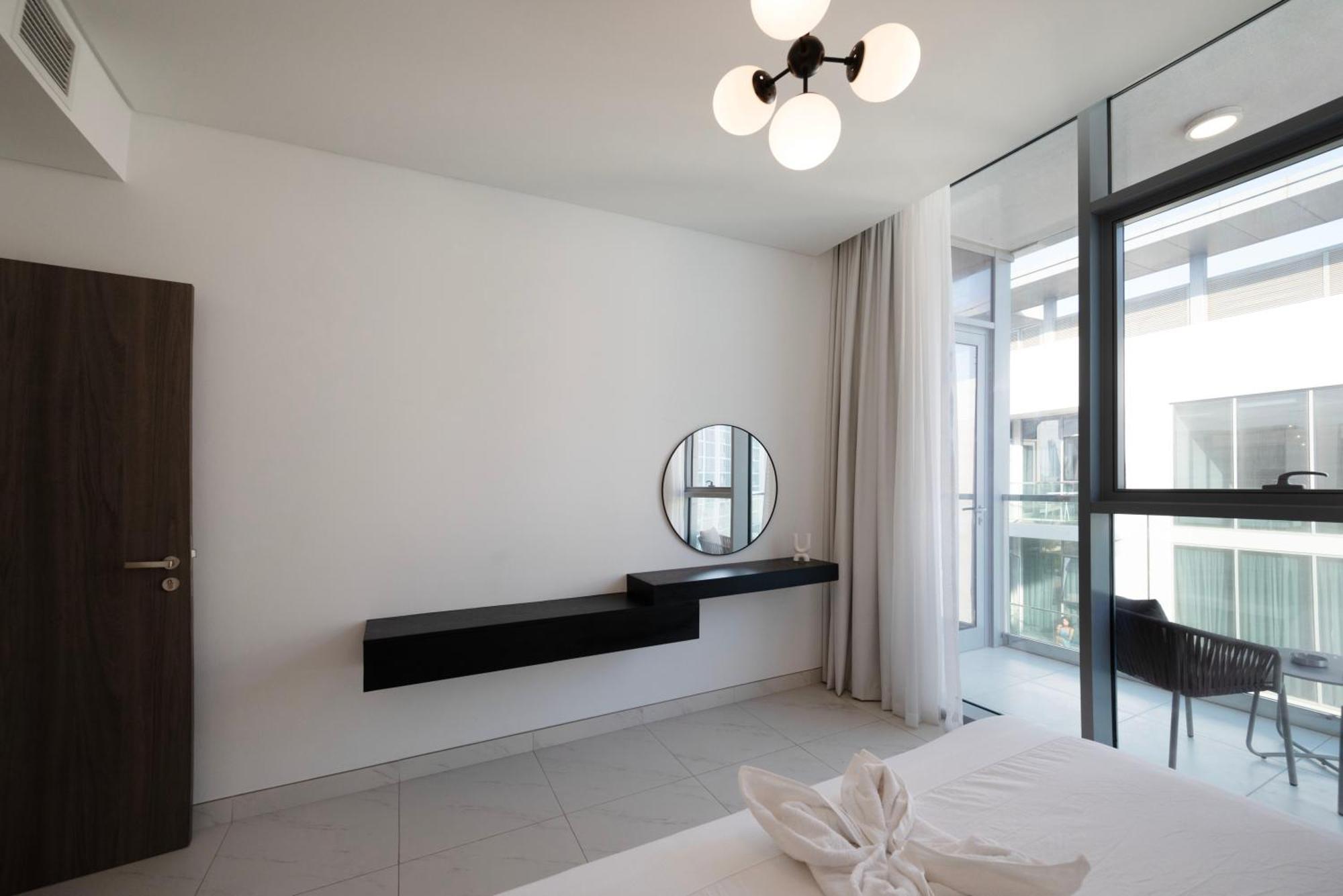 Modern 1br With Waterfront View Apartment Dubai