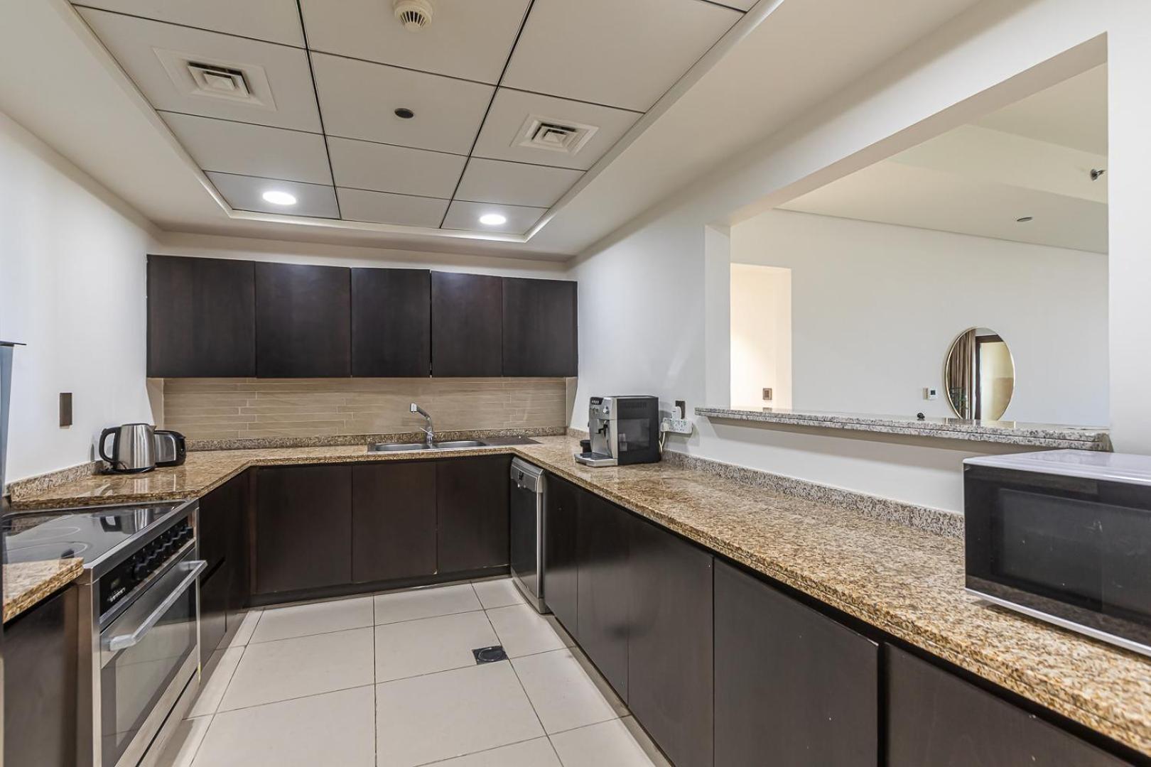 Apartment Balqis I Renovated 3bdr With 1 Maid I Palm Jumeirah