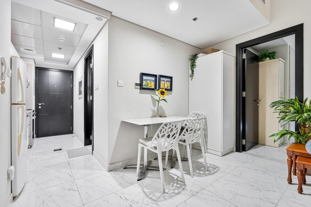 Apartment 1br Oasis With Pool, Gym, And Kid's Playground