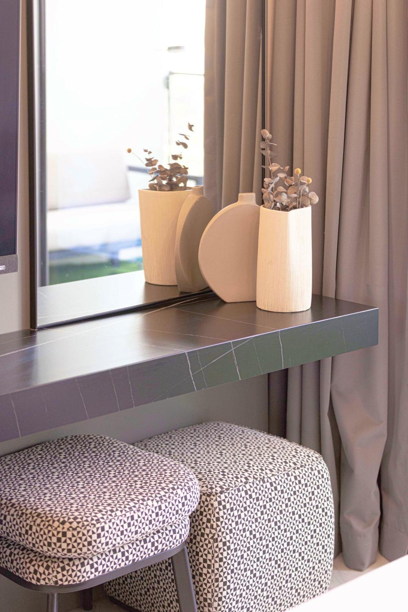 Upscale 2br In Lively Building Apartment Dubai