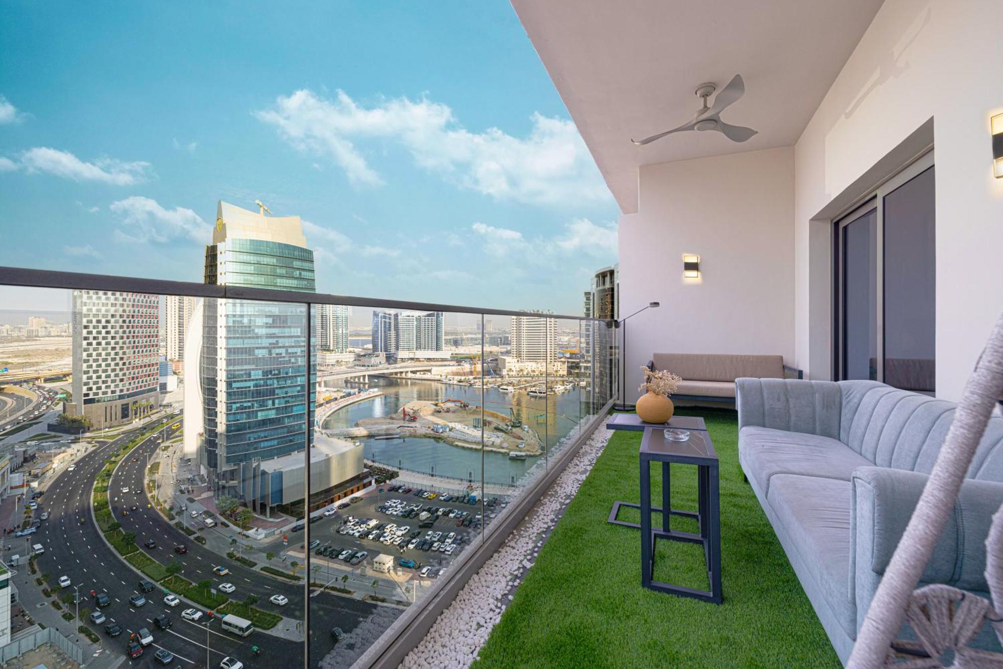 Upscale 2br In Lively Building *