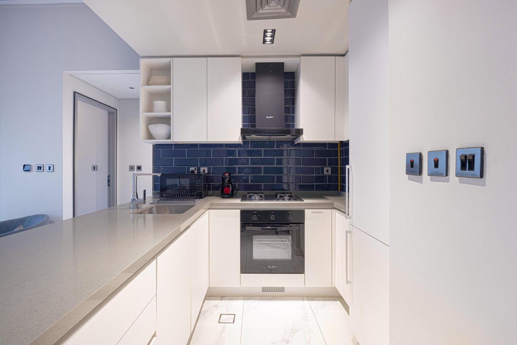 Upscale 2br In Lively Building *