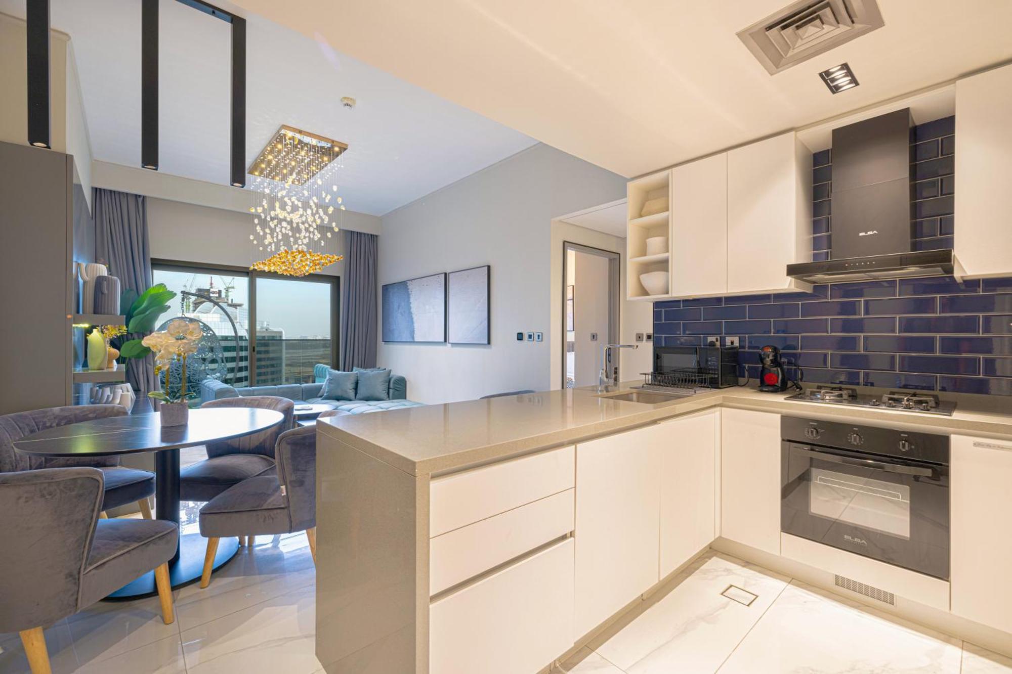 Upscale 2br In Lively Building Apartment