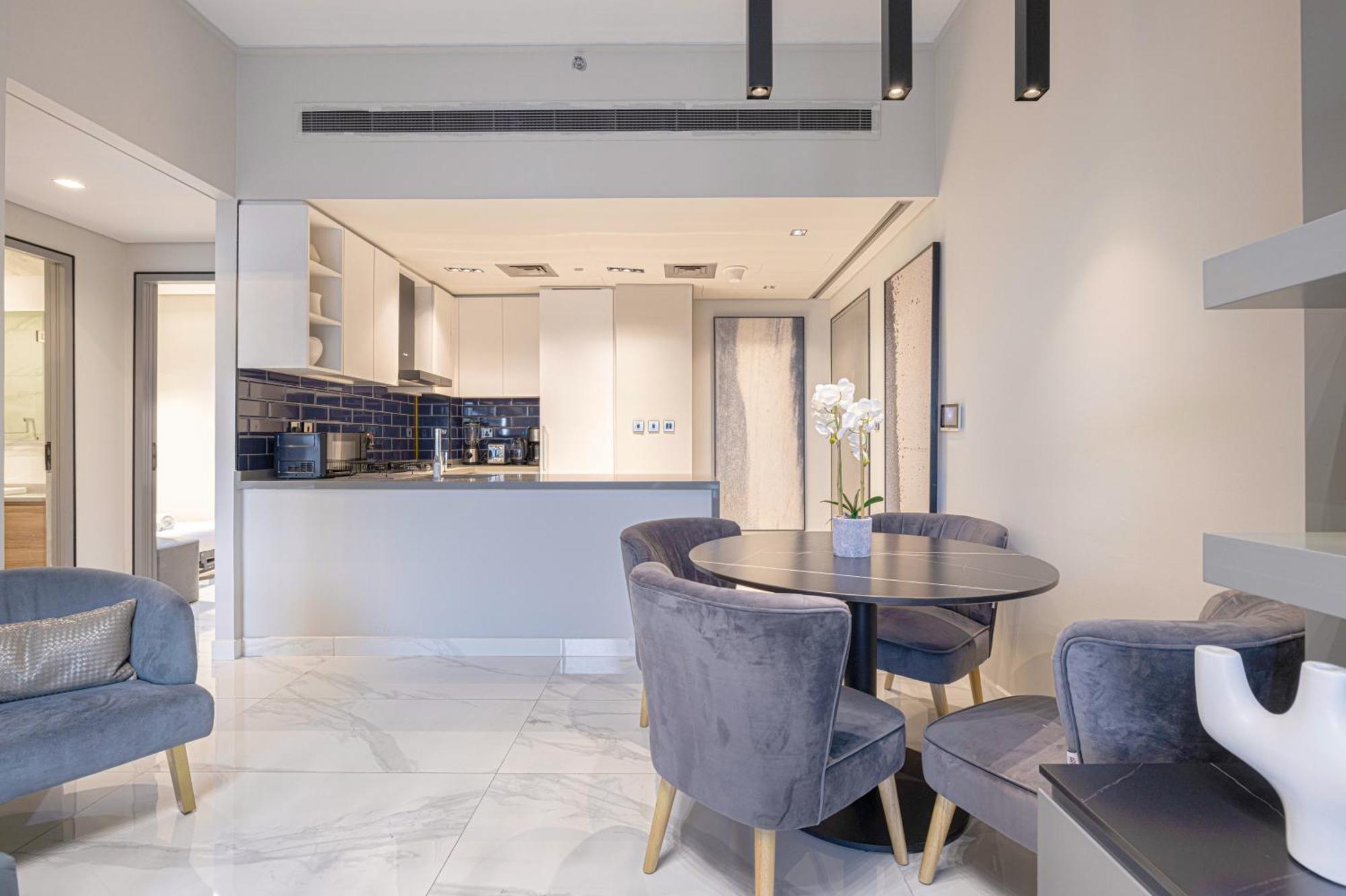 Upscale 2br In Lively Building *