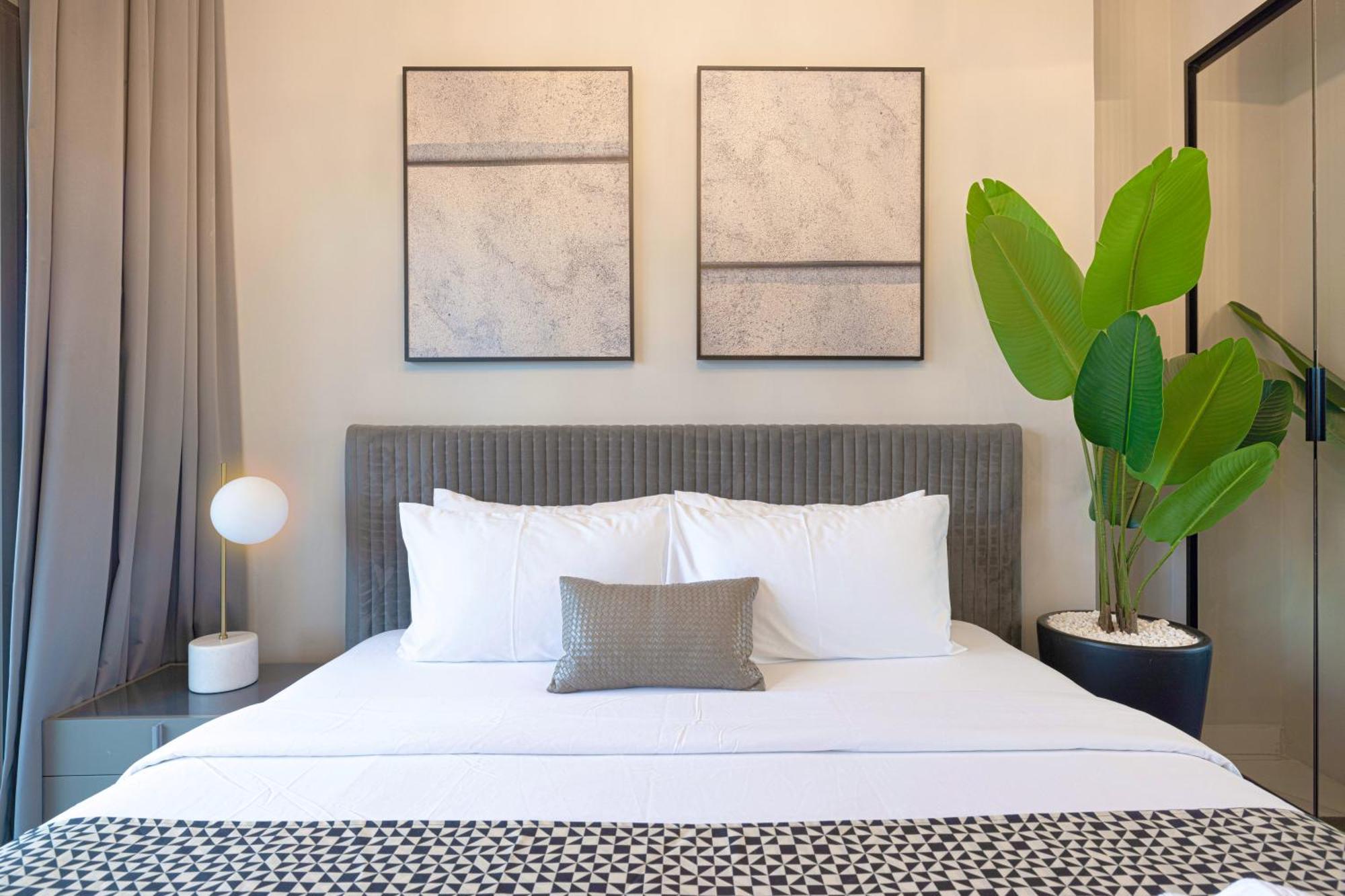 Upscale 2br In Lively Building * Dubai