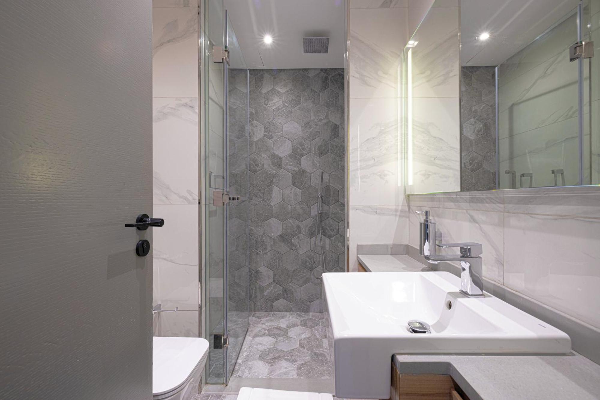 Apartment Upscale 2br In Lively Building Dubai