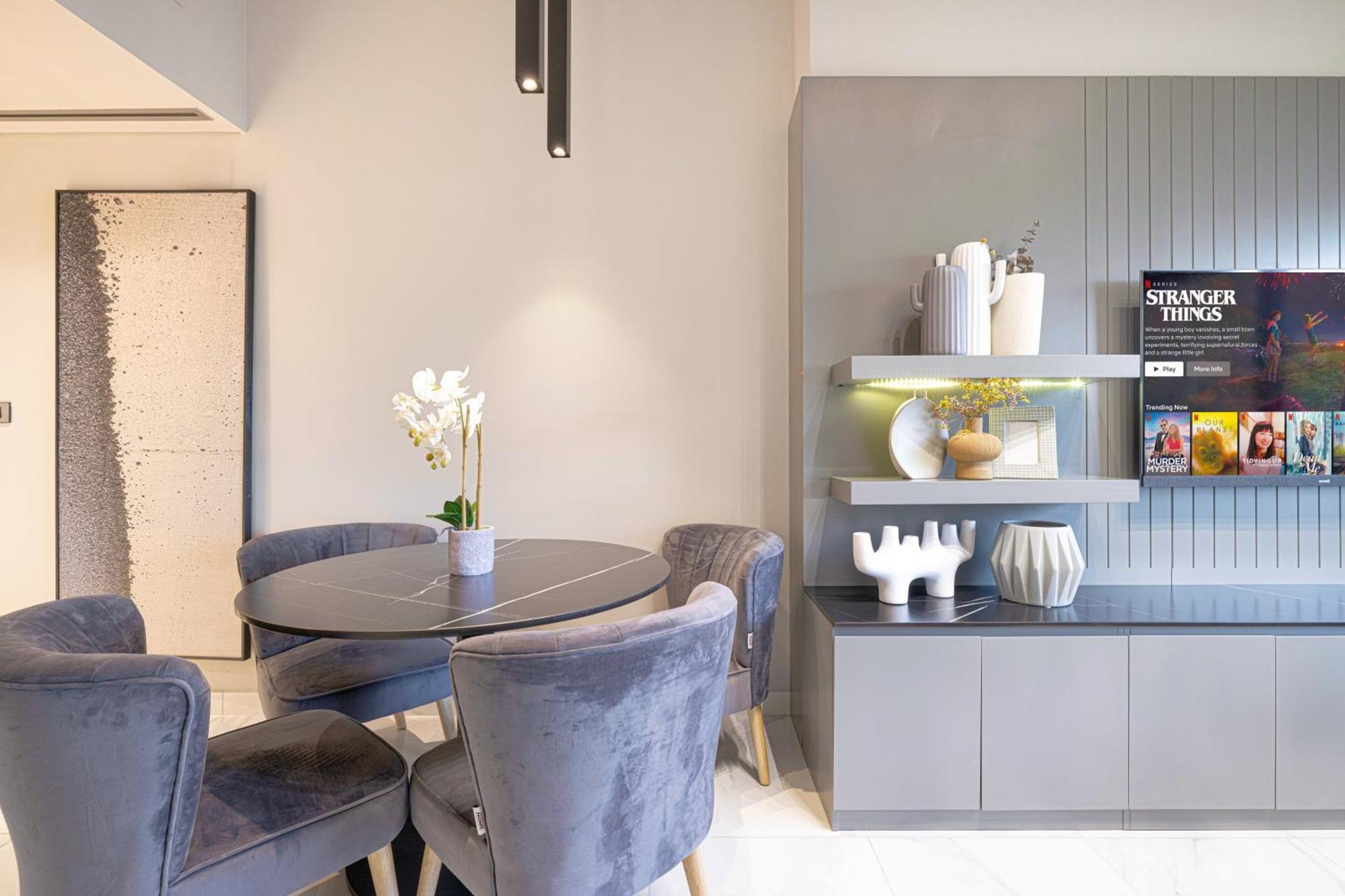 Upscale 2br In Lively Building *