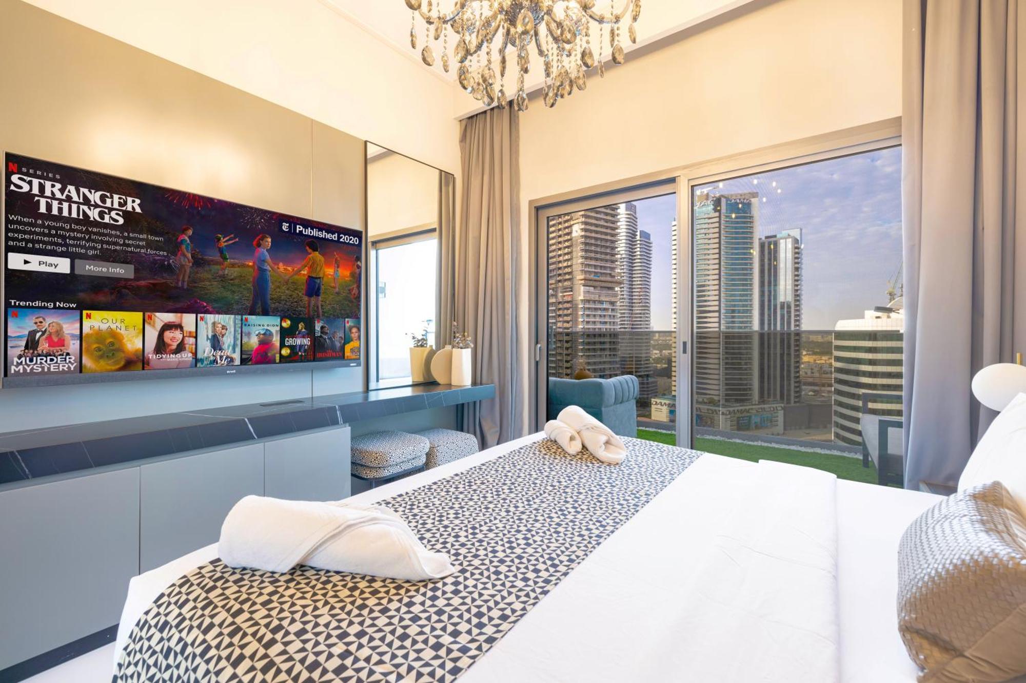 Upscale 2br In Lively Building Apartment *
