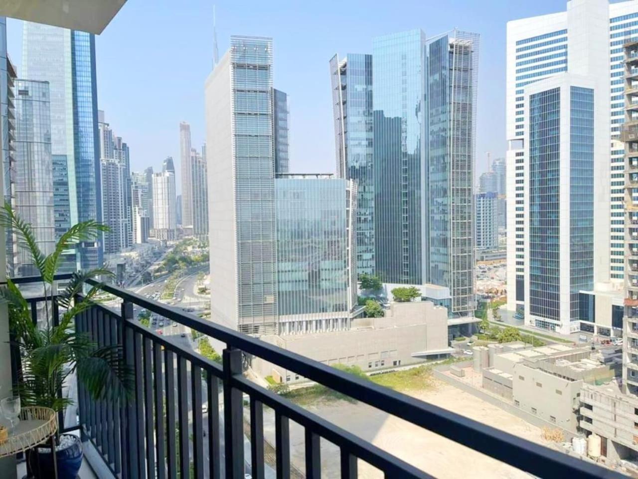 Zada Tower 1br With Business Bay Canal Part View By Vibel