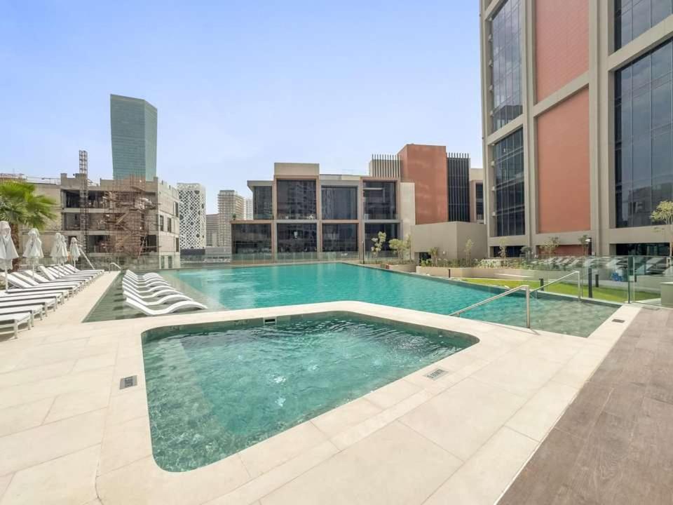 Luxury Living In Peninsula Five With Skyline View And Amazing Pool *
