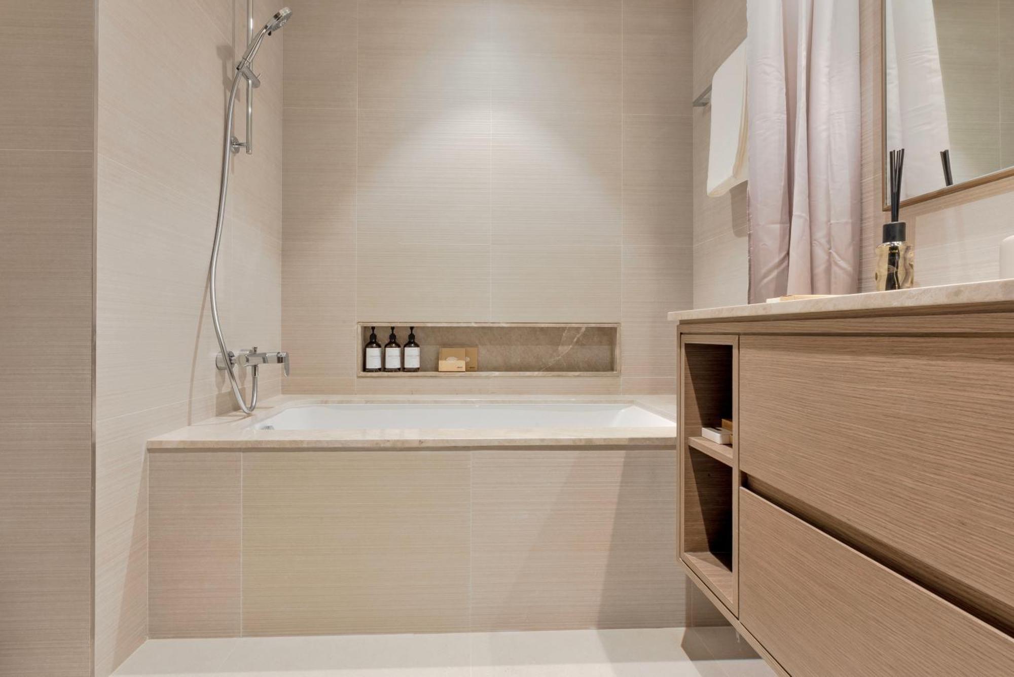 Downtown Luxury - Full Burj Khalifa & Fountain Views - 5 Minutes Walk To Mall Apartment *