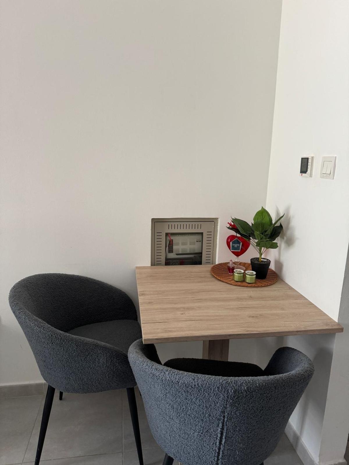 Fully Equipped Prime Location With Pool & Gym Dubai