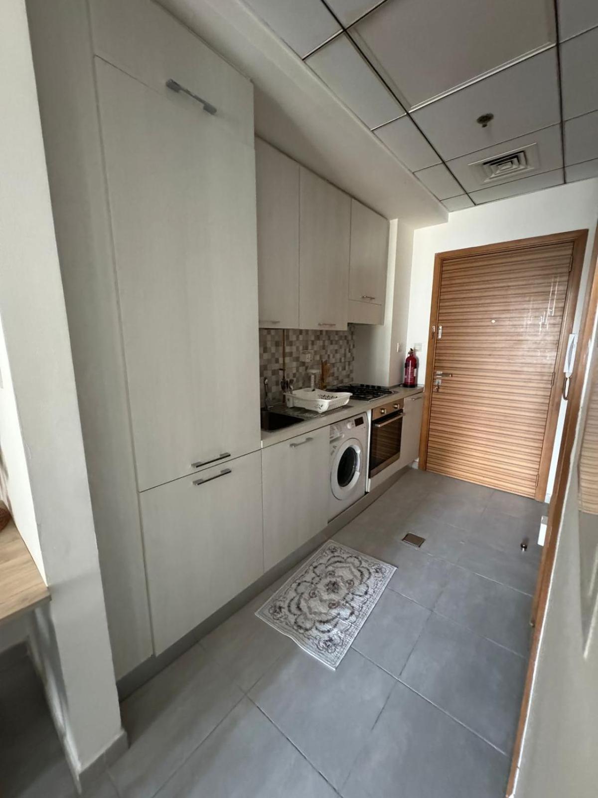 Fully Equipped Prime Location With Pool & Gym Apartment Dubai