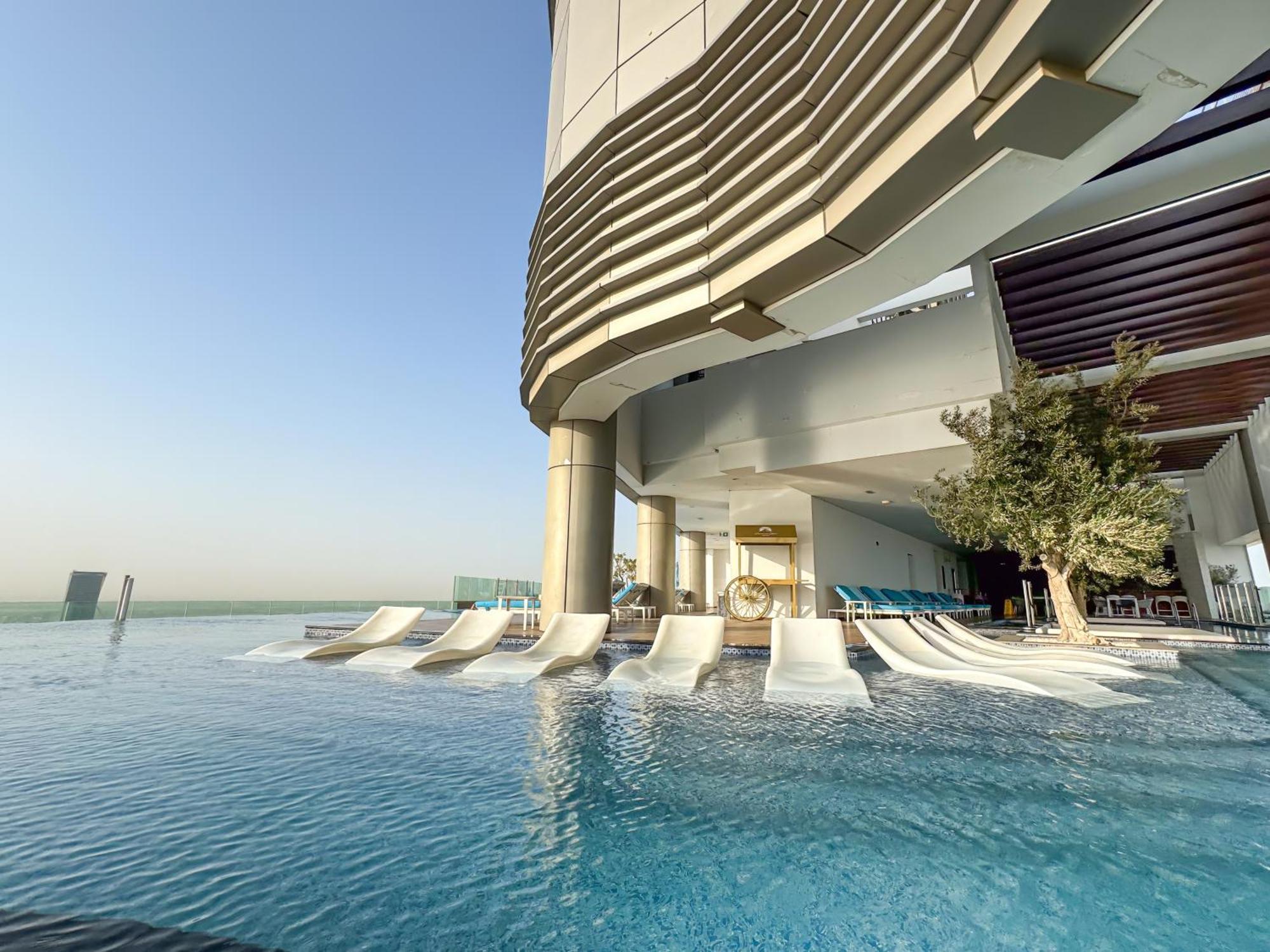 Stunning Burj View - High Infinity Pool - Cozy 2br Apartment *