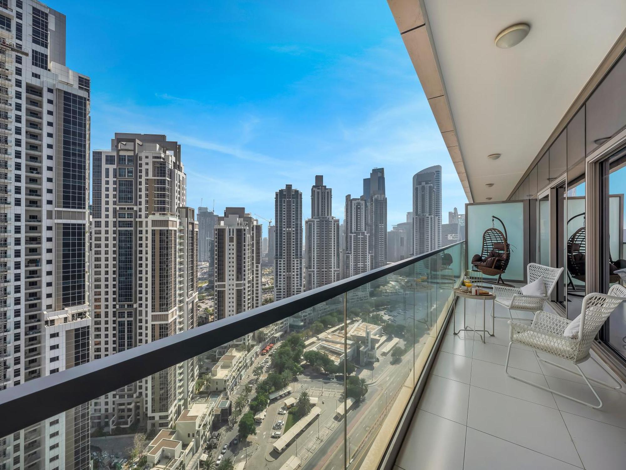 Stunning Burj View - High Infinity Pool - Cozy 2br Apartment Dubai