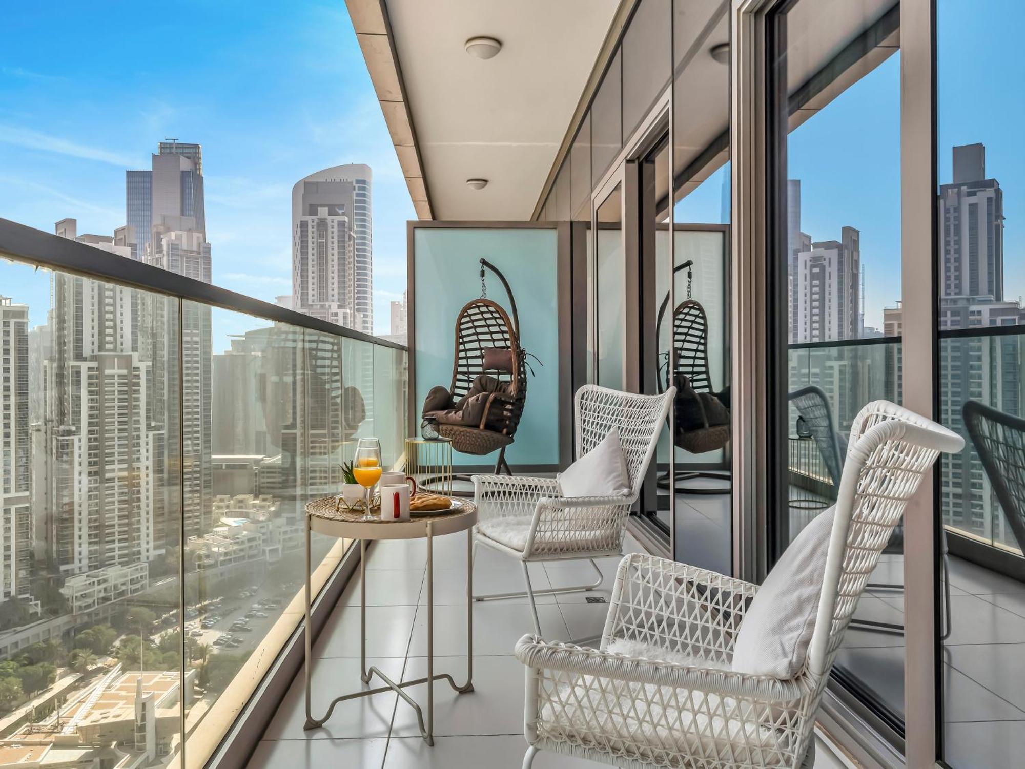 Stunning Burj View - High Infinity Pool - Cozy 2br *
