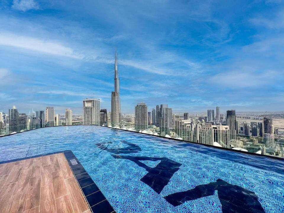 Stunning Burj View - High Infinity Pool - Cozy 2br Apartment Dubai