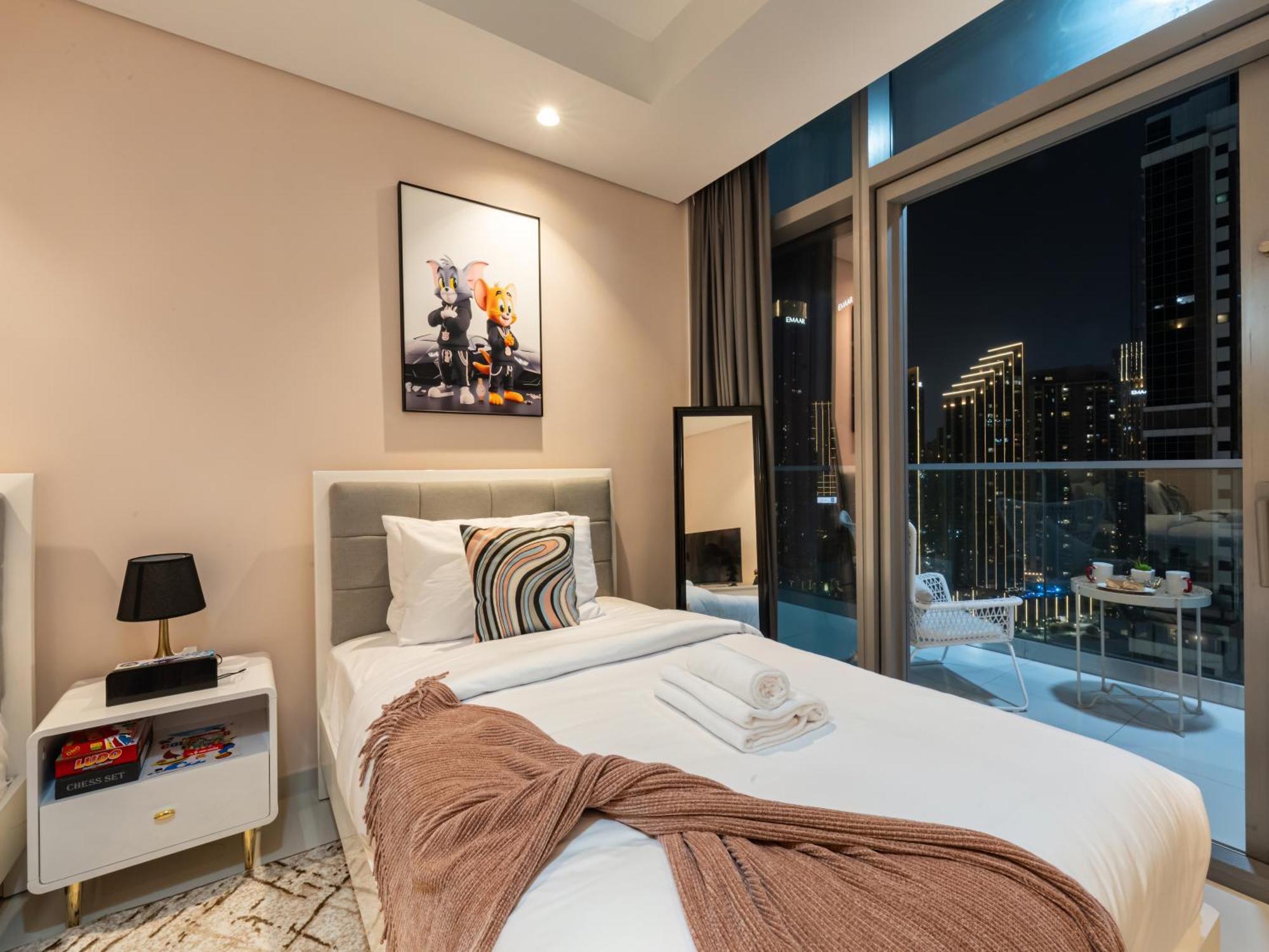 Apartment Stunning Burj View - High Infinity Pool - Cozy 2br *