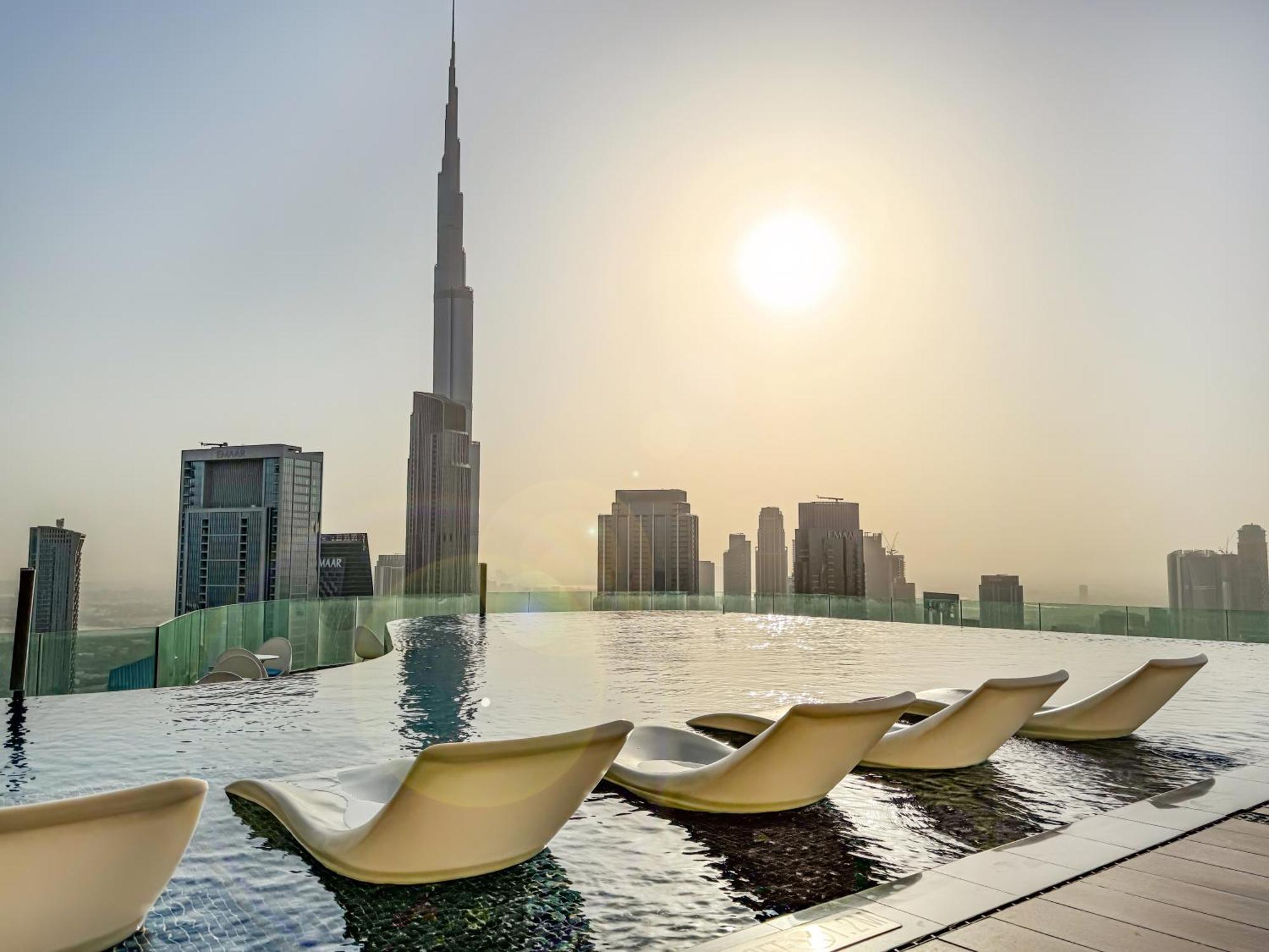 Stunning Burj View - High Infinity Pool - Cozy 2br * Dubai