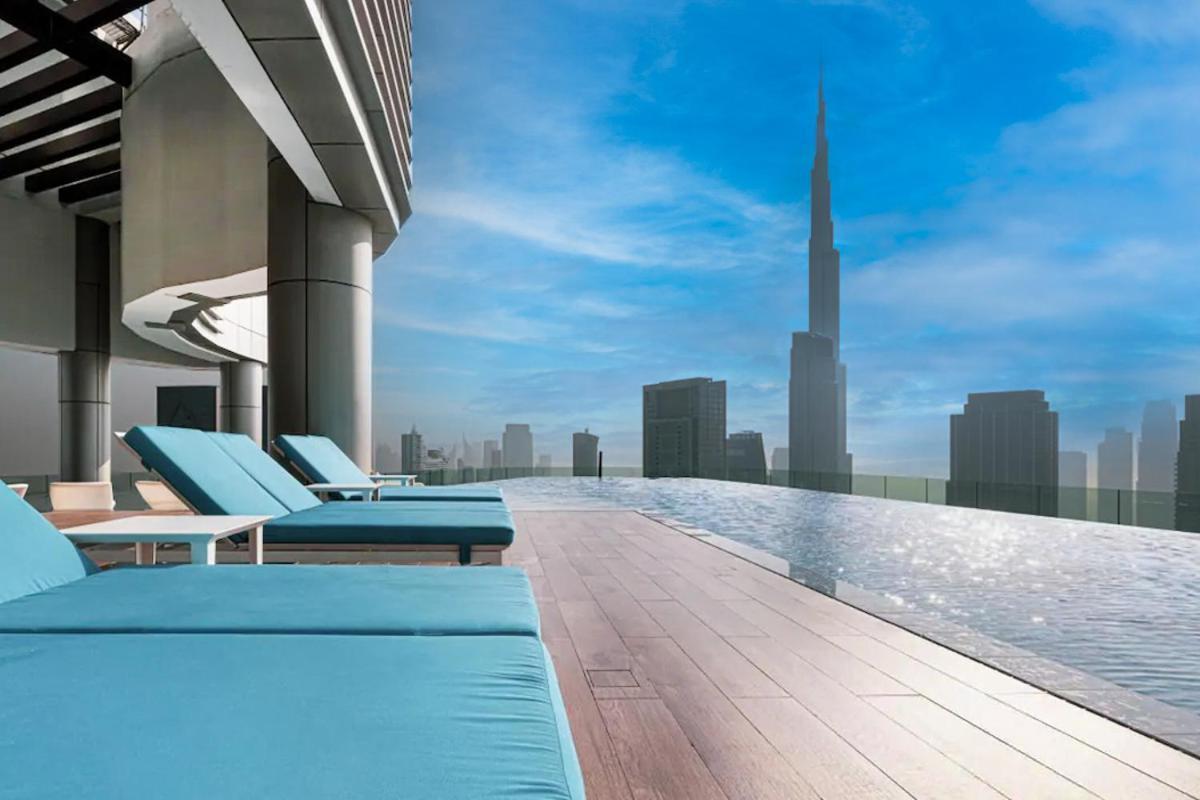 Stunning Burj View - High Infinity Pool - Cozy 2br Apartment *