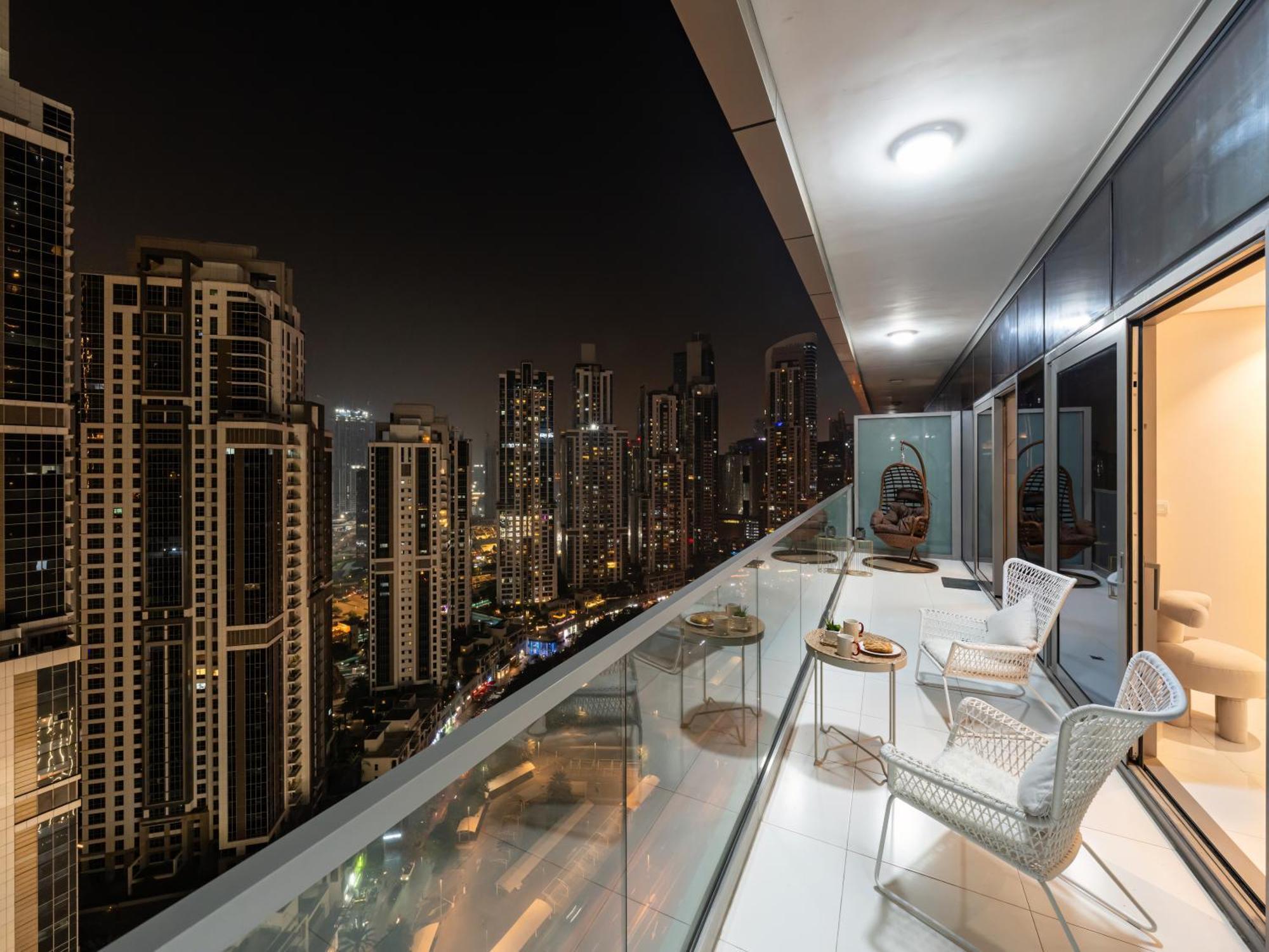 Stunning Burj View - High Infinity Pool - Cozy 2br Dubai