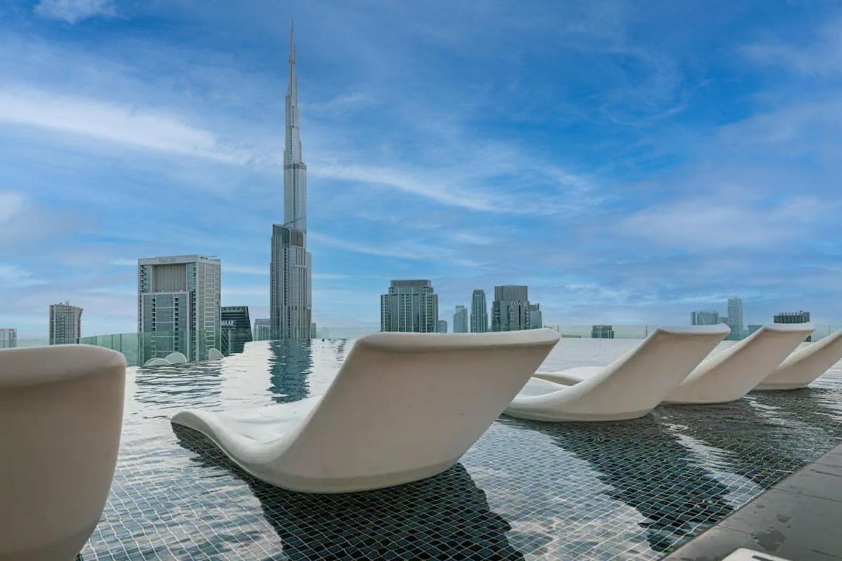 Stunning Burj View - High Infinity Pool - Cozy 2br Apartment Dubai