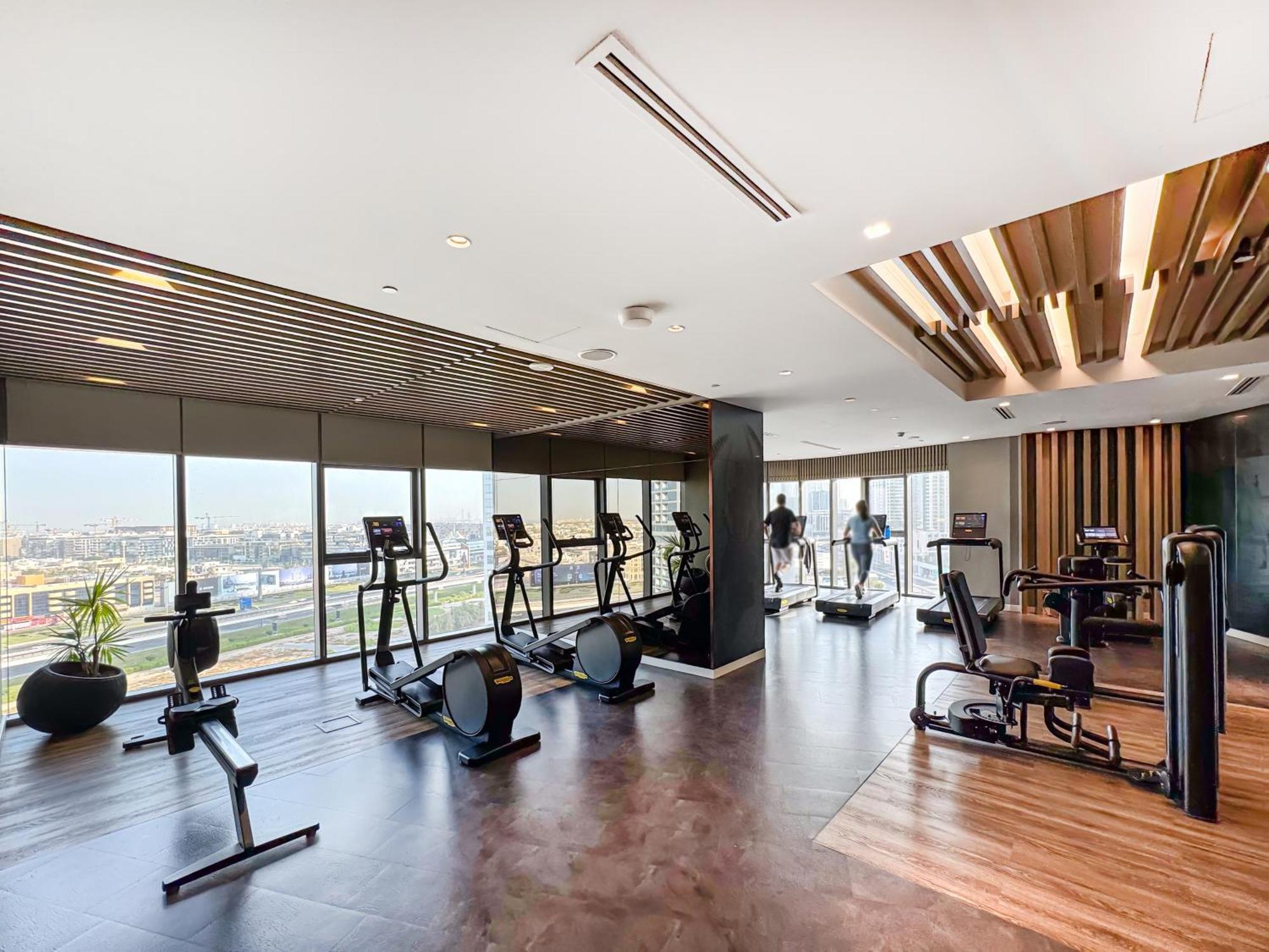 Stunning Burj View - High Infinity Pool - Cozy 2br Apartment *