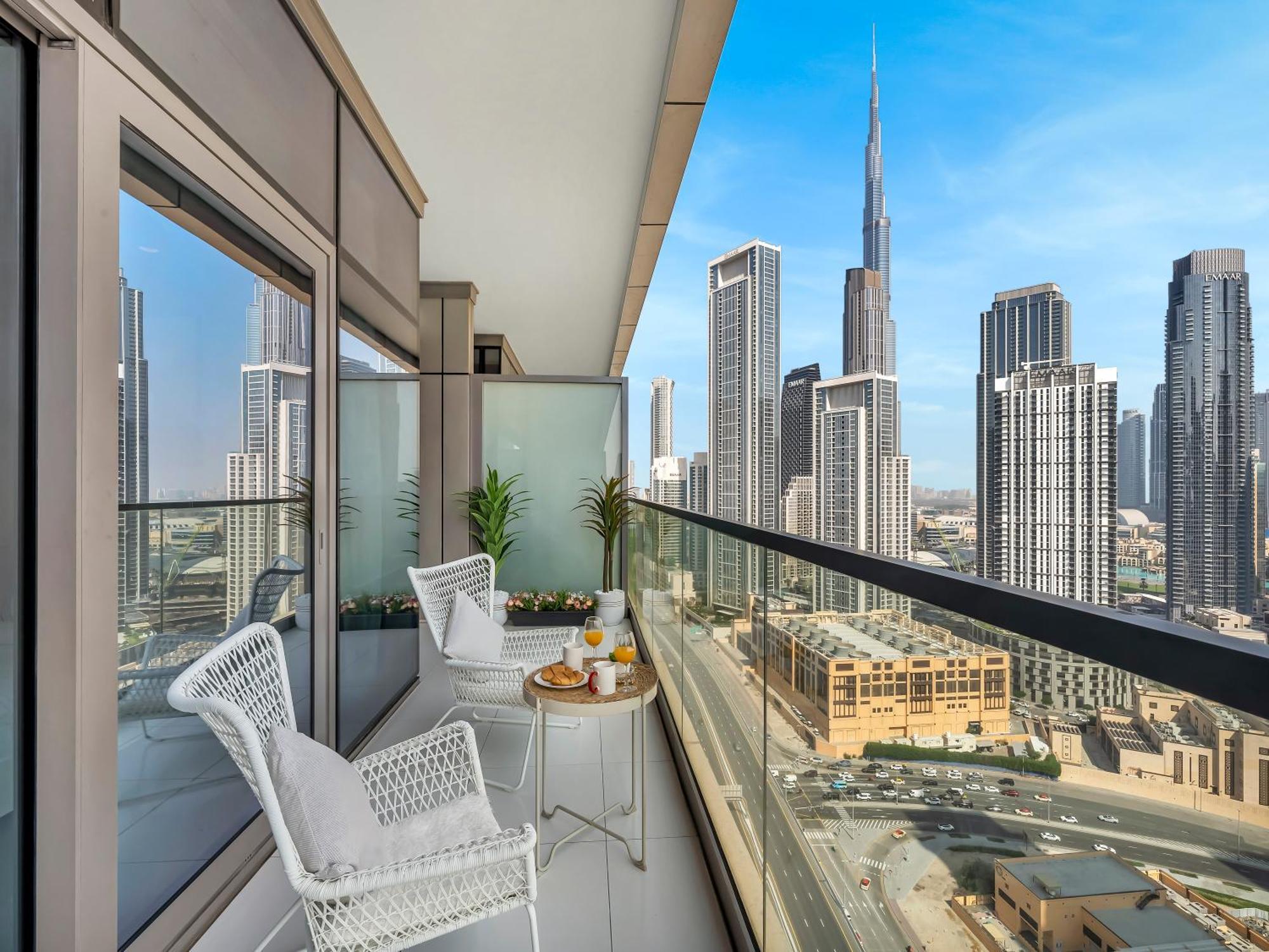 Stunning Burj View - High Infinity Pool - Cozy 2br Apartment Dubai