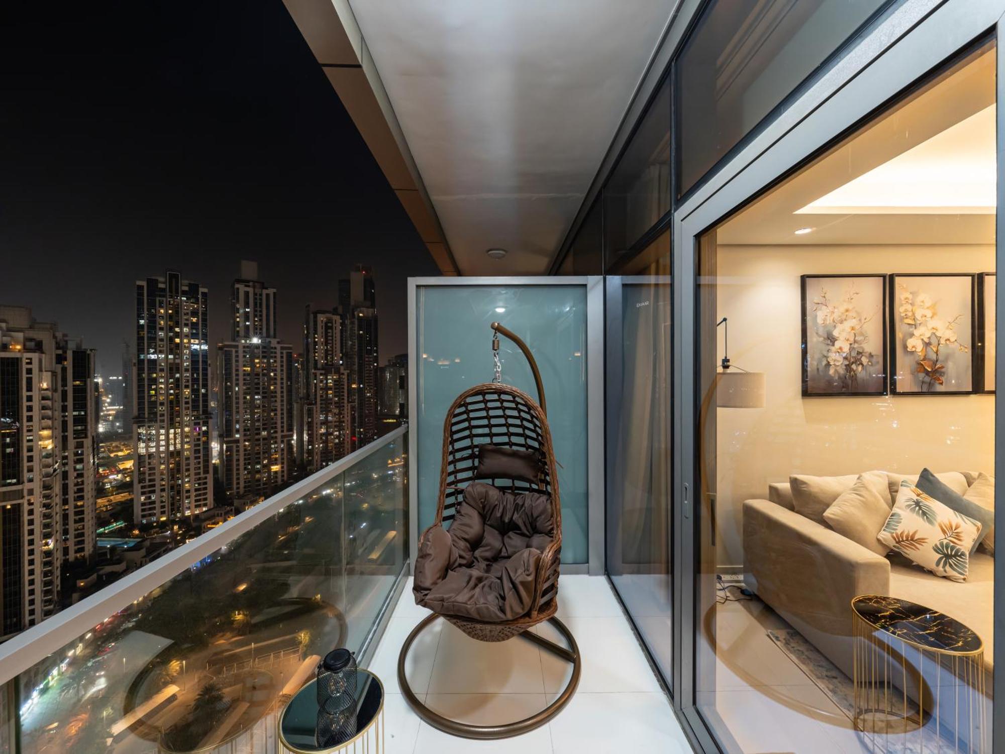 Stunning Burj View - High Infinity Pool - Cozy 2br Apartment
