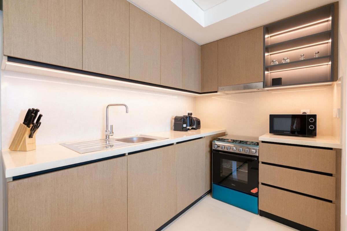 Luxury Furnished Unit In Downtown High Floor Apartment *