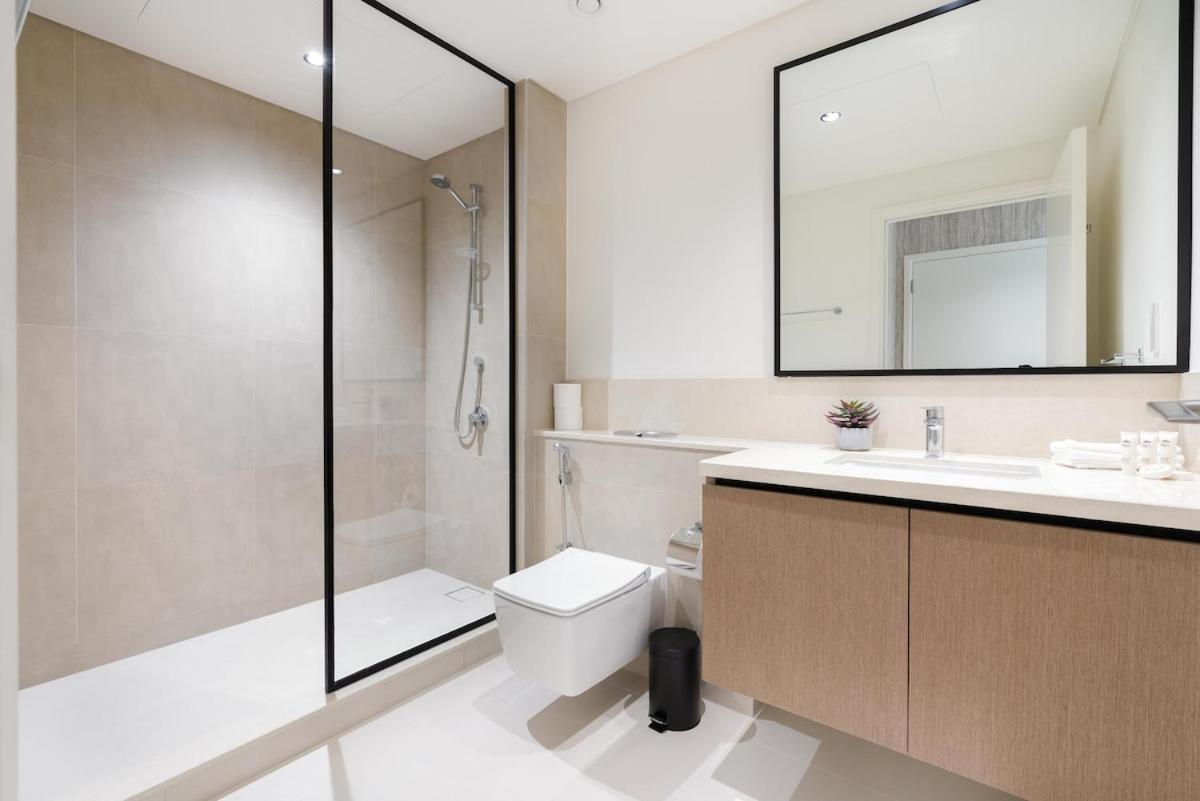 Luxury Furnished Unit In Downtown High Floor Apartment *