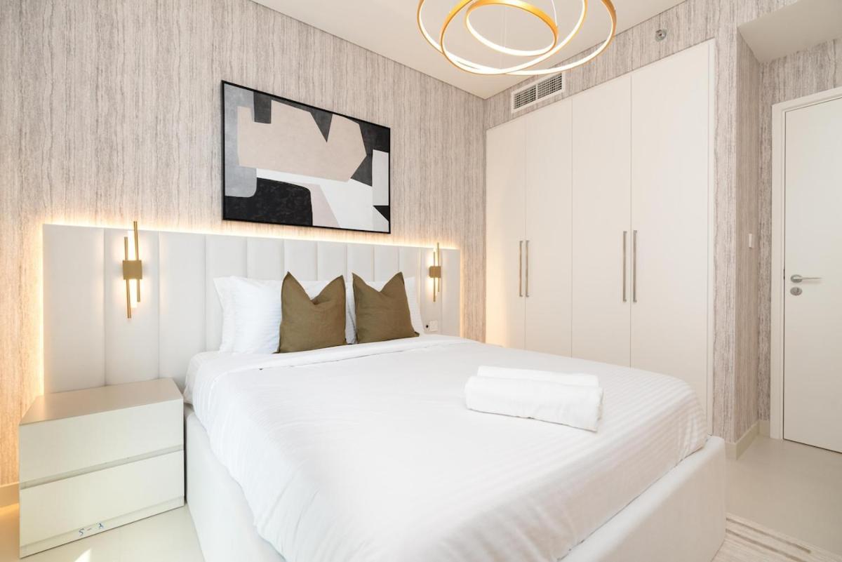 Luxury Furnished Unit In Downtown High Floor Apartment *