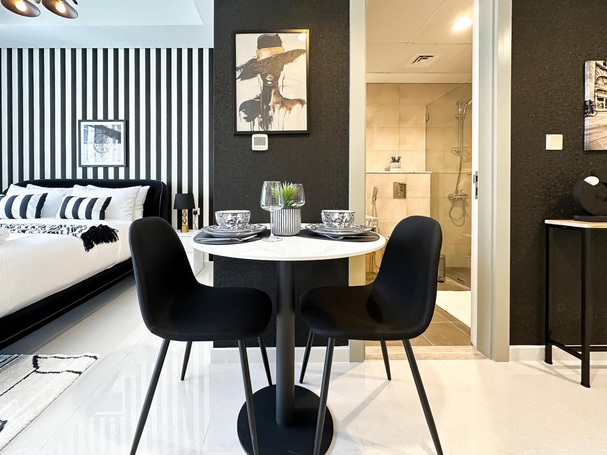 Trophy-twilight Edge 55th Floor W Lush Lagoon Pool Apartment *
