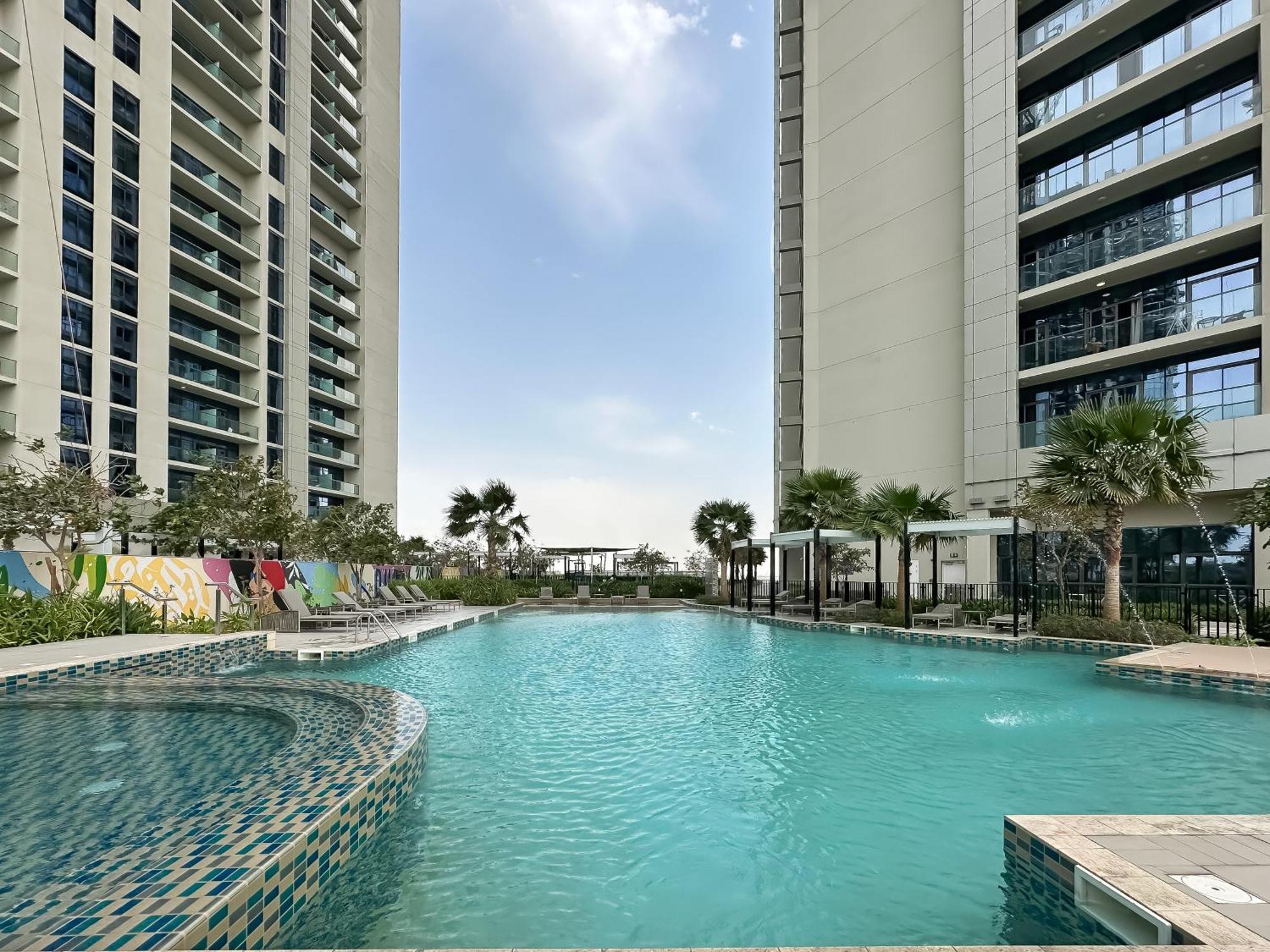 Trophy-twilight Edge 55th Floor W Lush Lagoon Pool Apartment *