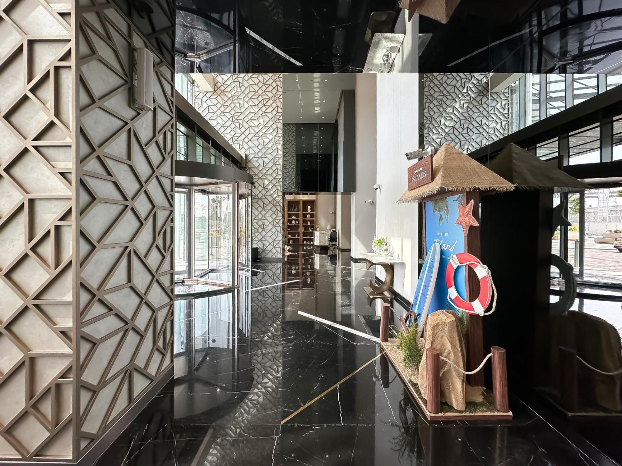 Trophy-twilight Edge 55th Floor W Lush Lagoon Pool Apartment Dubai