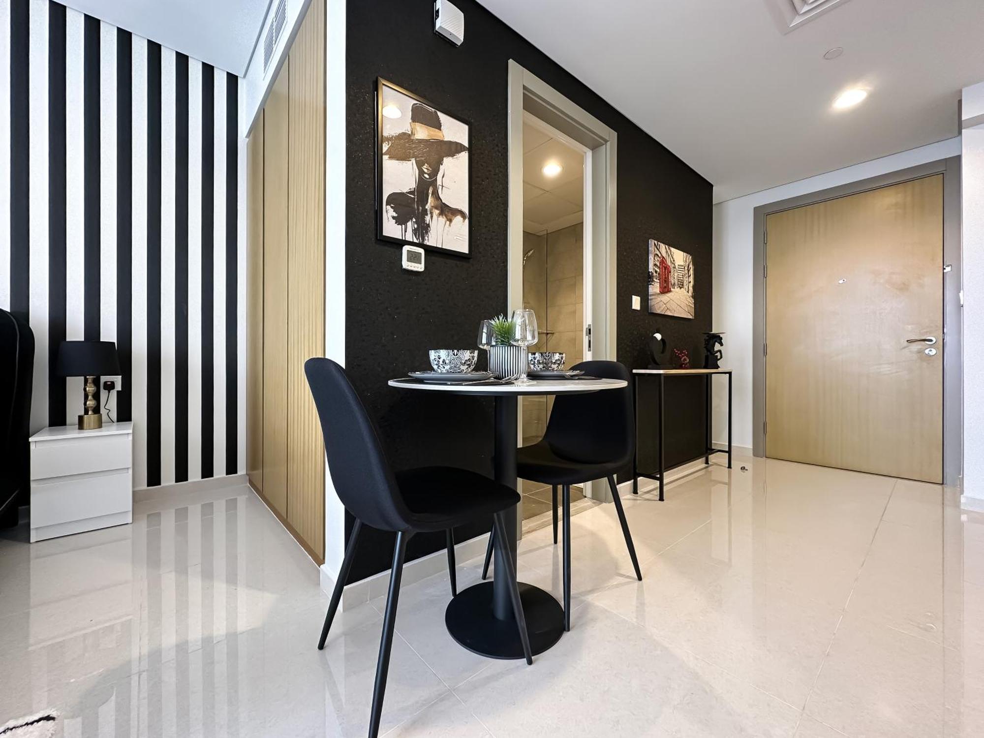 Trophy-twilight Edge 55th Floor W Lush Lagoon Pool Apartment *