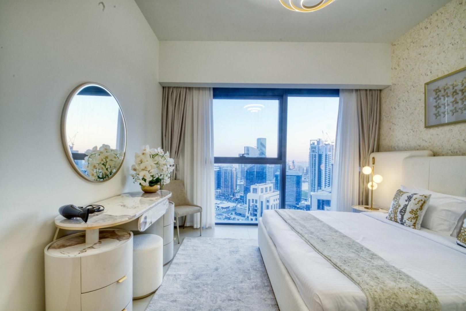Sky-high Charm Exquisite 2bdr In Downtown Apartment