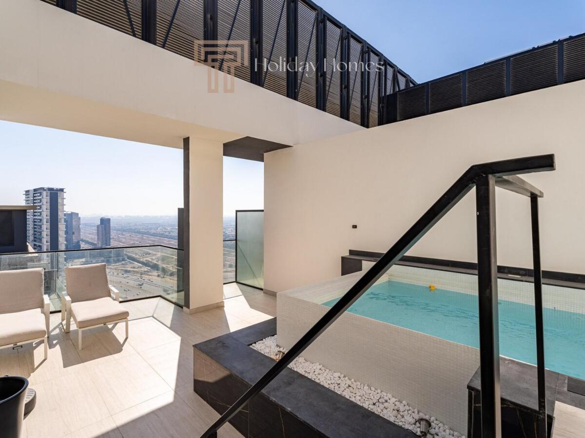 Apartment With Private Pool, Spacious Living Dubai