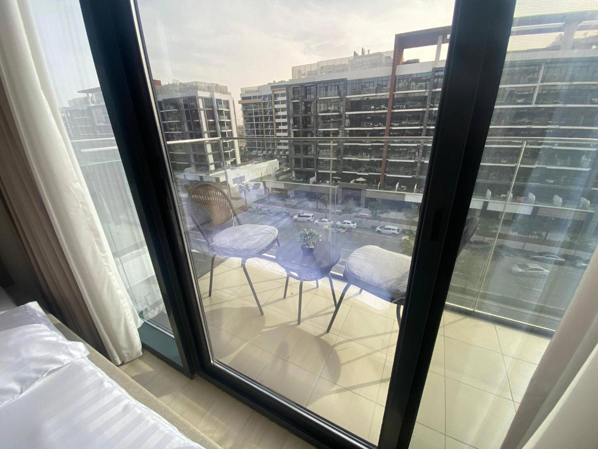 Apartment Large 1 Bedroom In Azizi Riviera 15 *
