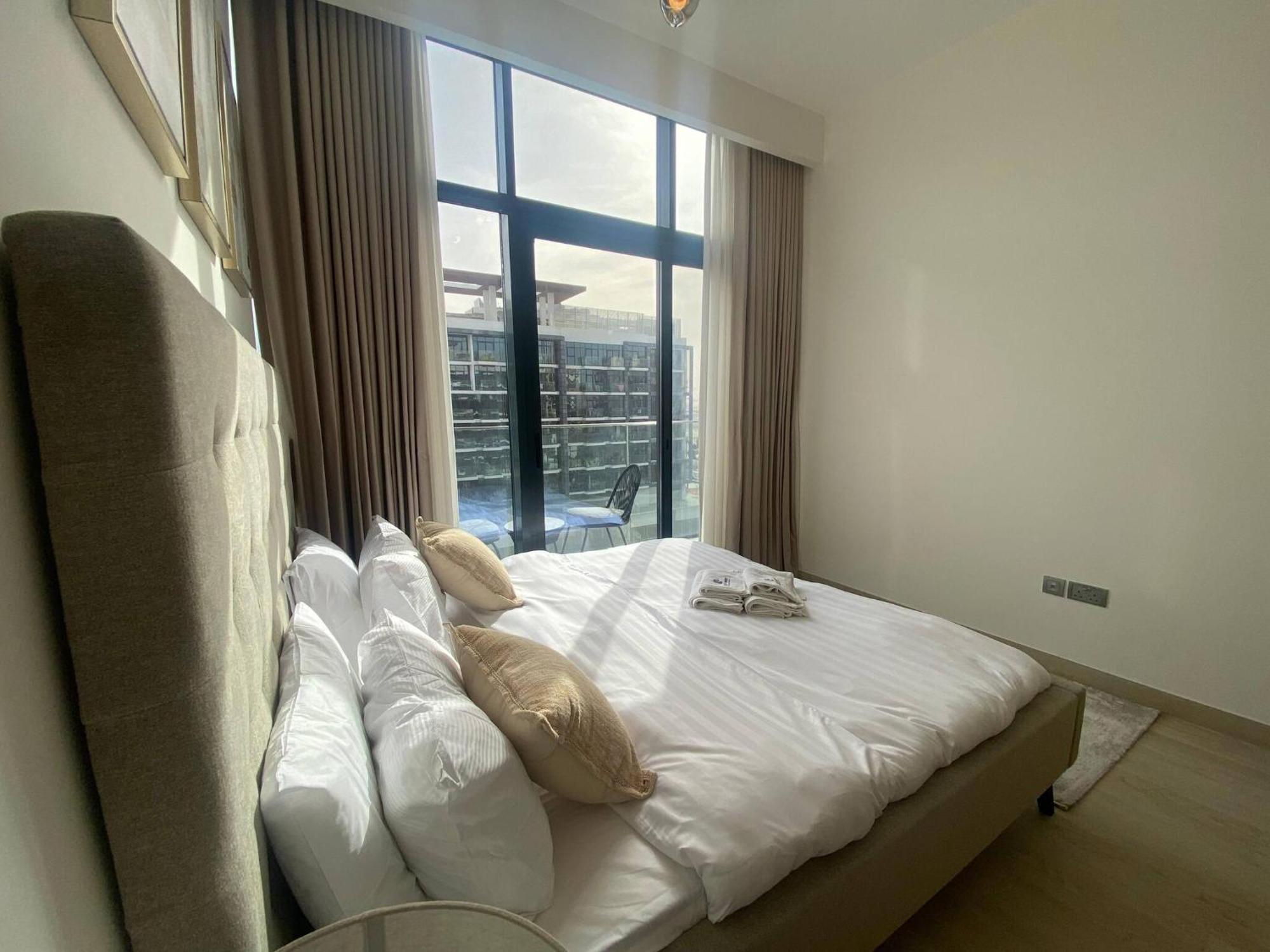 Apartment Large 1 Bedroom In Azizi Riviera 15 *