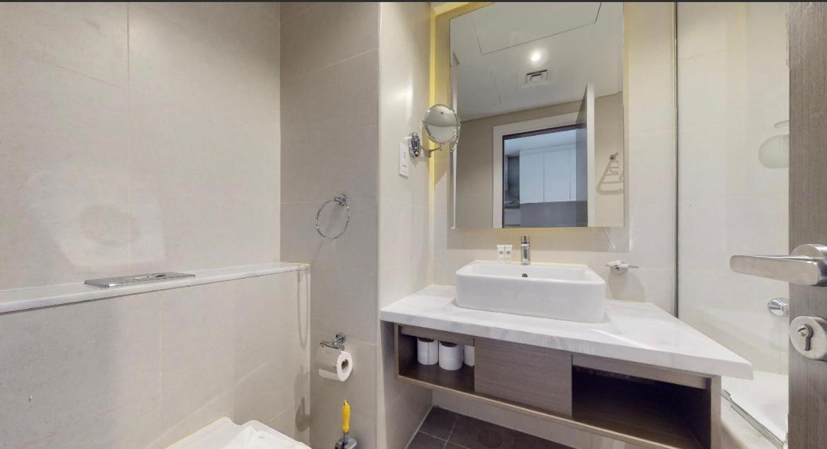Studio In Downtown Dubai Canal View507 * Dubai