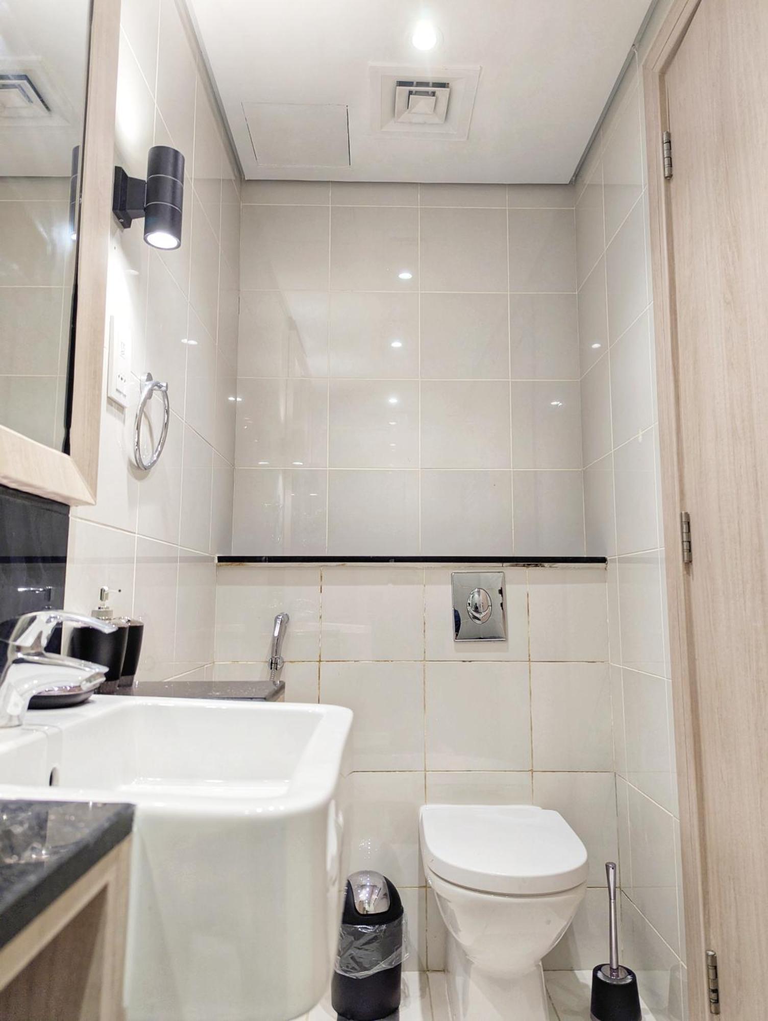 Luxe Haven Fully Furnished Studio In Business Bay, 10 Minutes Walk To Business Bay Metro Station, Closest To Burj Khalifa And Dubai Mall Apartment