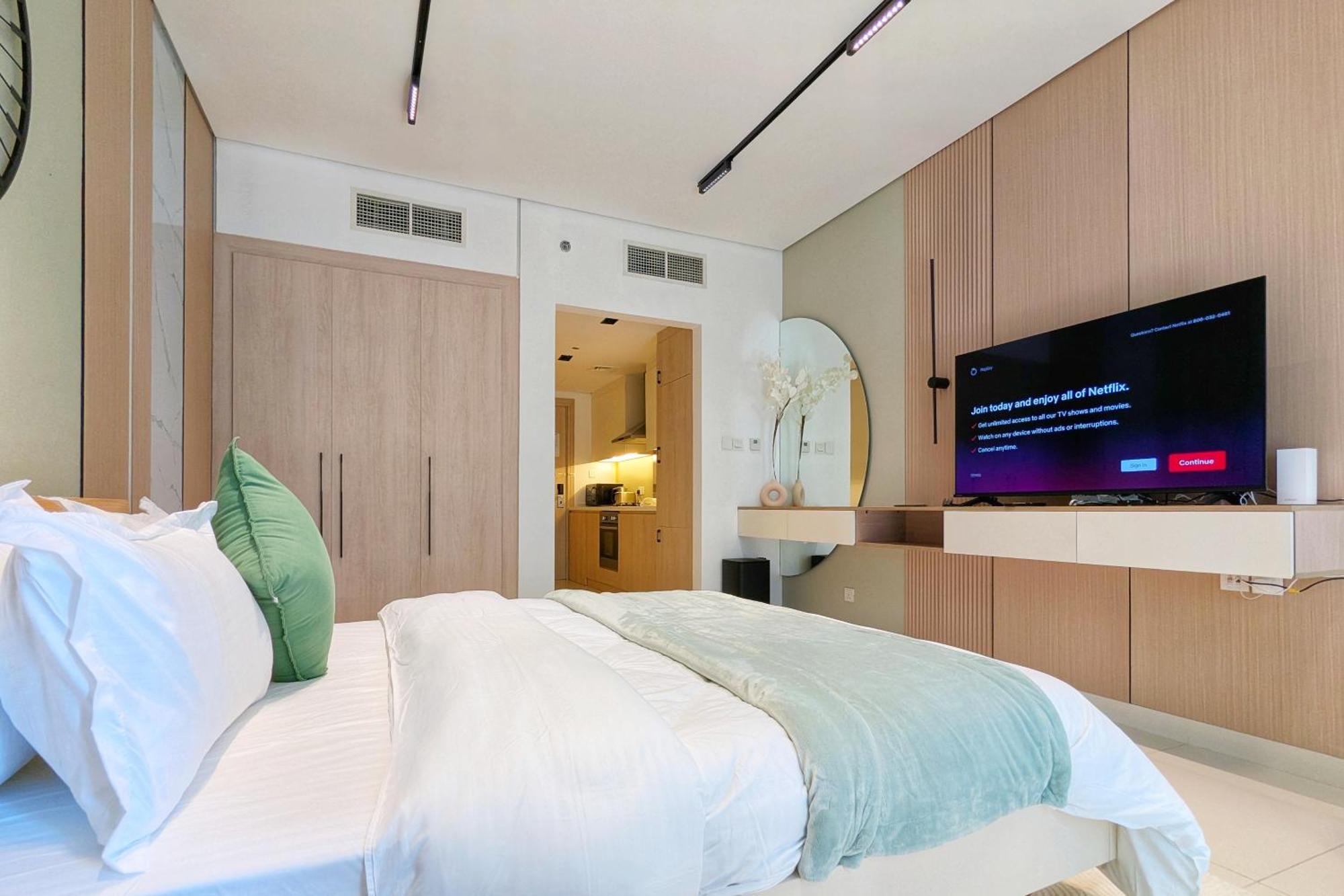 Apartment Luxe Haven Fully Furnished Studio In Business Bay, 10 Minutes Walk To Business Bay Metro Station, Closest To Burj Khalifa And Dubai Mall